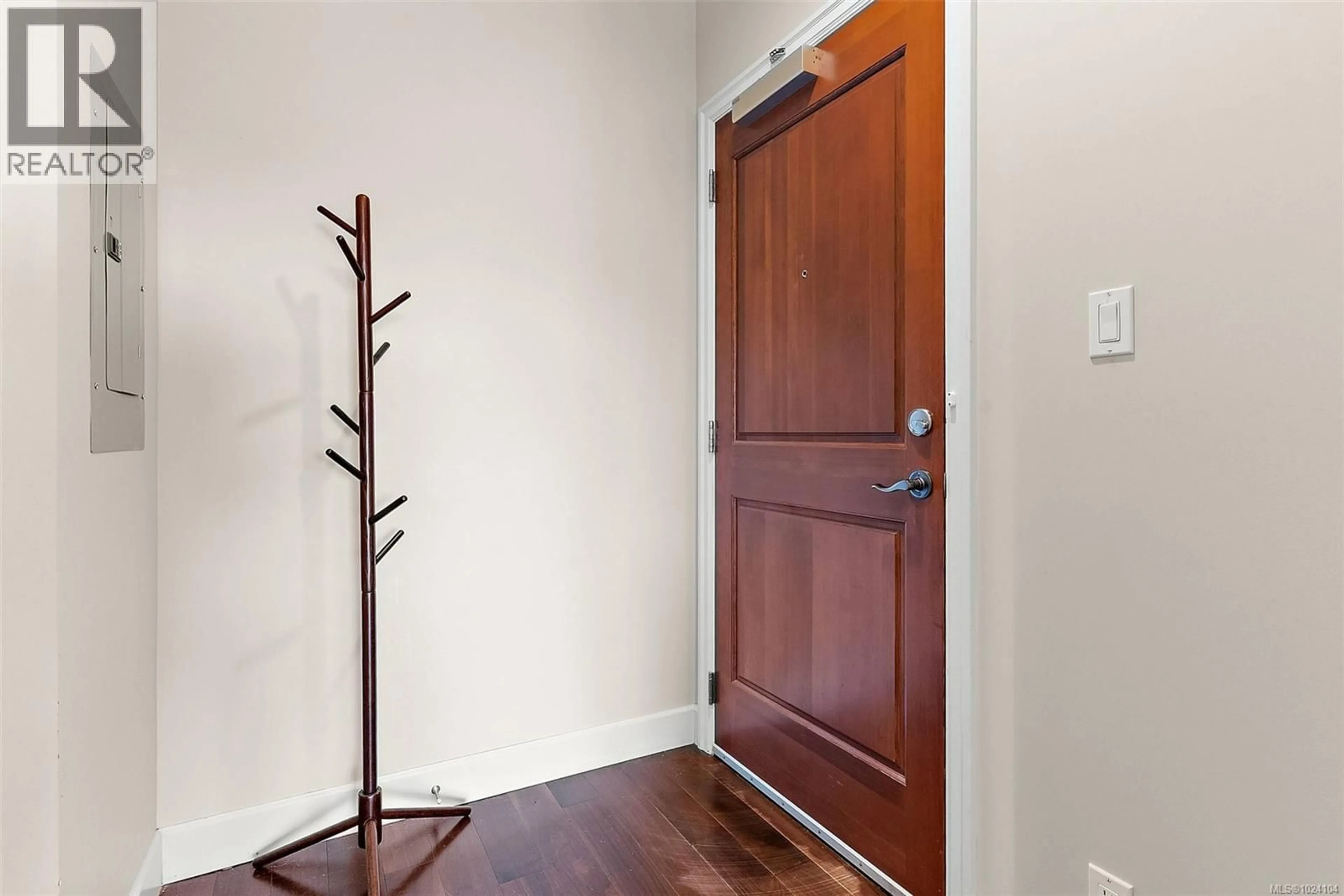 Indoor entryway for 407 - 2006 TROON COURT, Langford British Columbia V9B6T4
