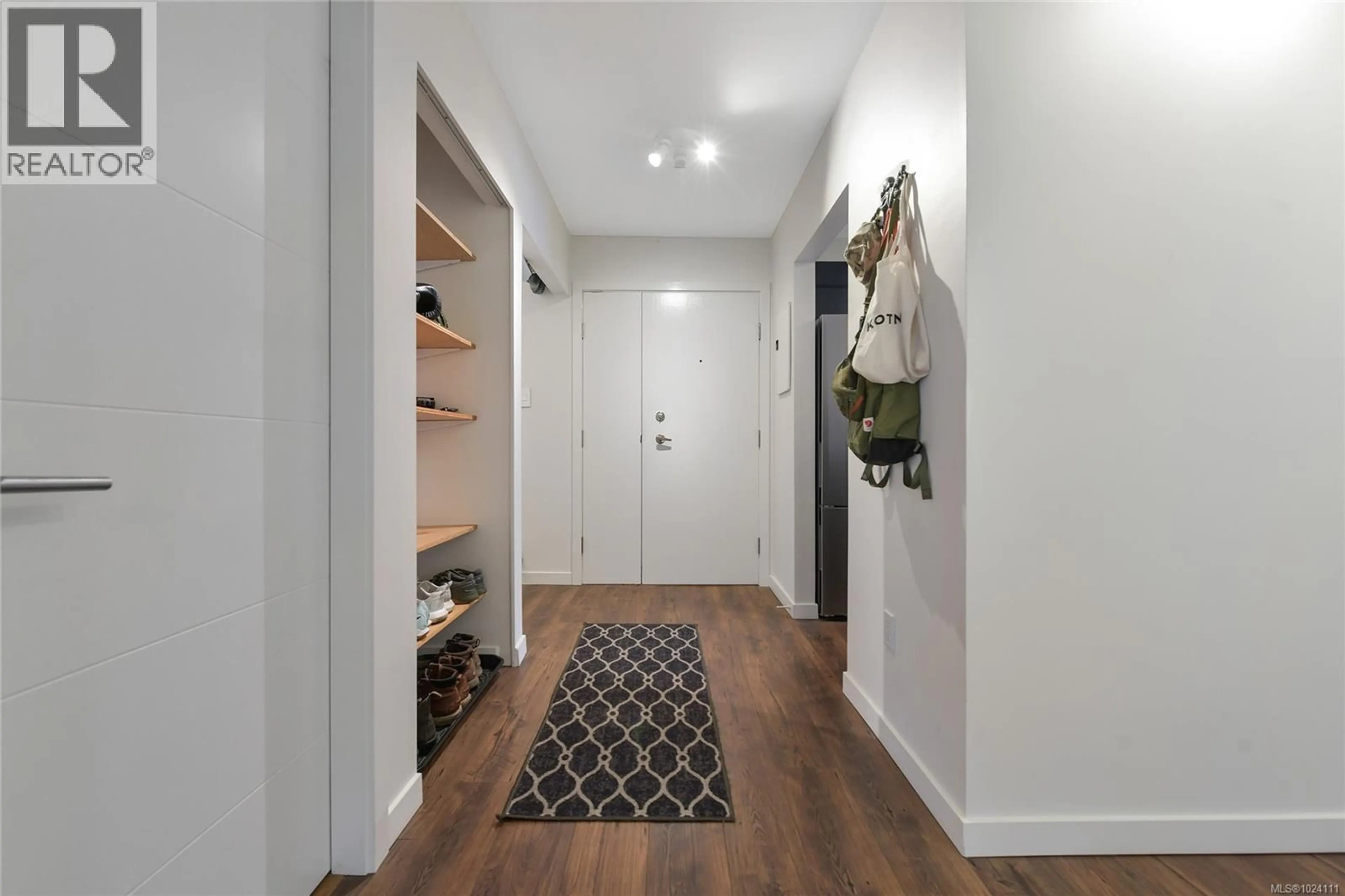 Indoor entryway for 208 - 955 DINGLEY DELL, Esquimalt British Columbia V9A5R6