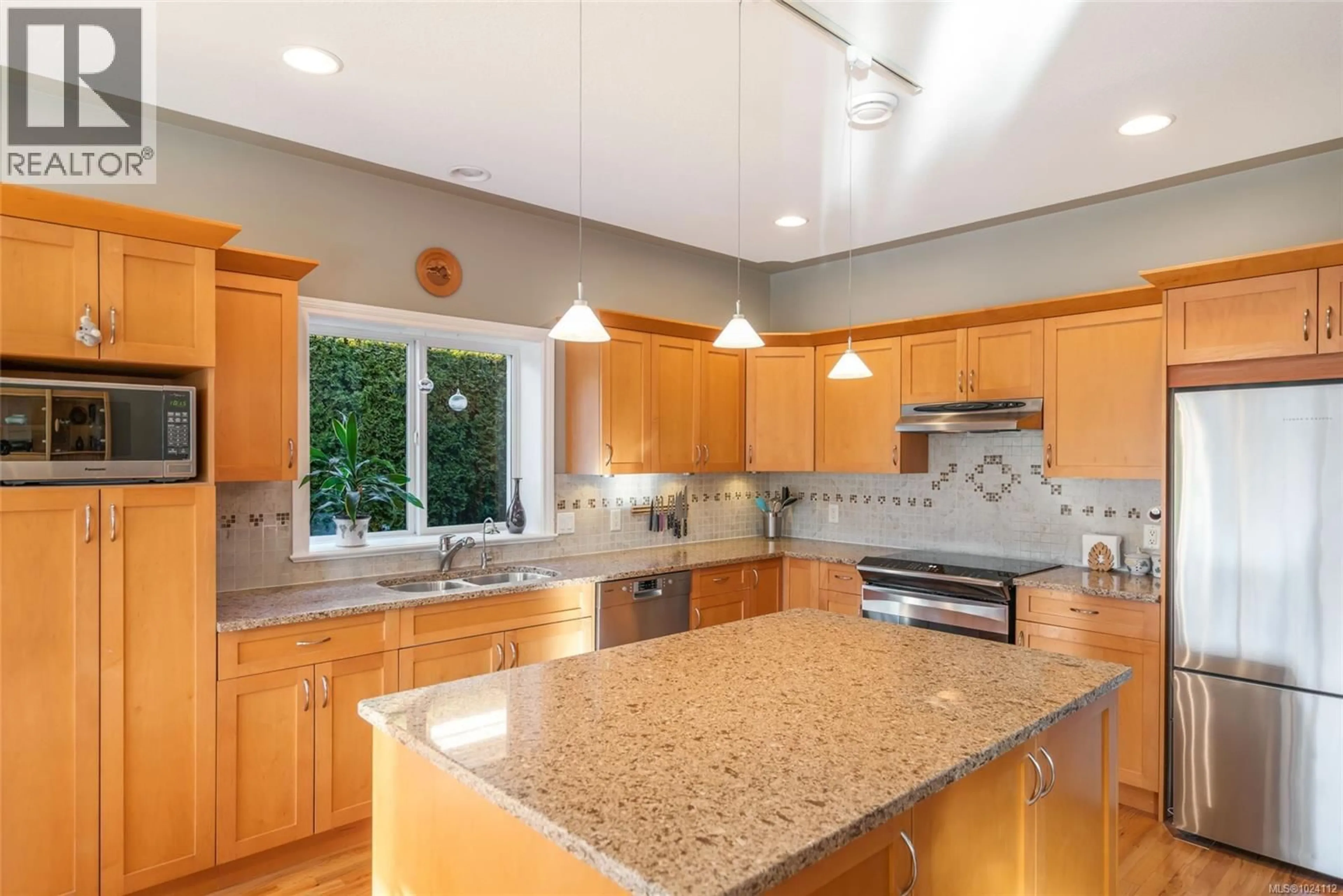 Open concept kitchen, ceramic/tile floor for 656 MORNINGSTAR DRIVE, Parksville British Columbia V9P2W3