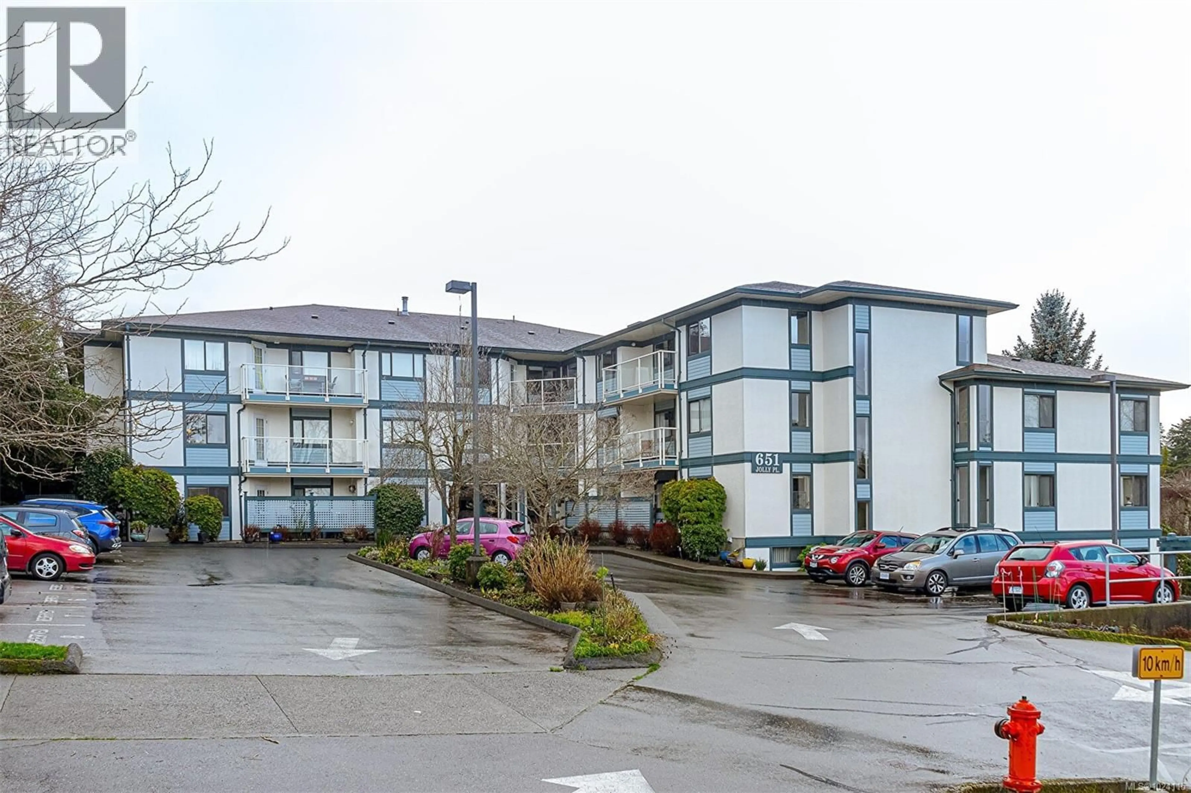 Patio, mountain view for 206 - 651 JOLLY PLACE, Saanich British Columbia V8N1J4