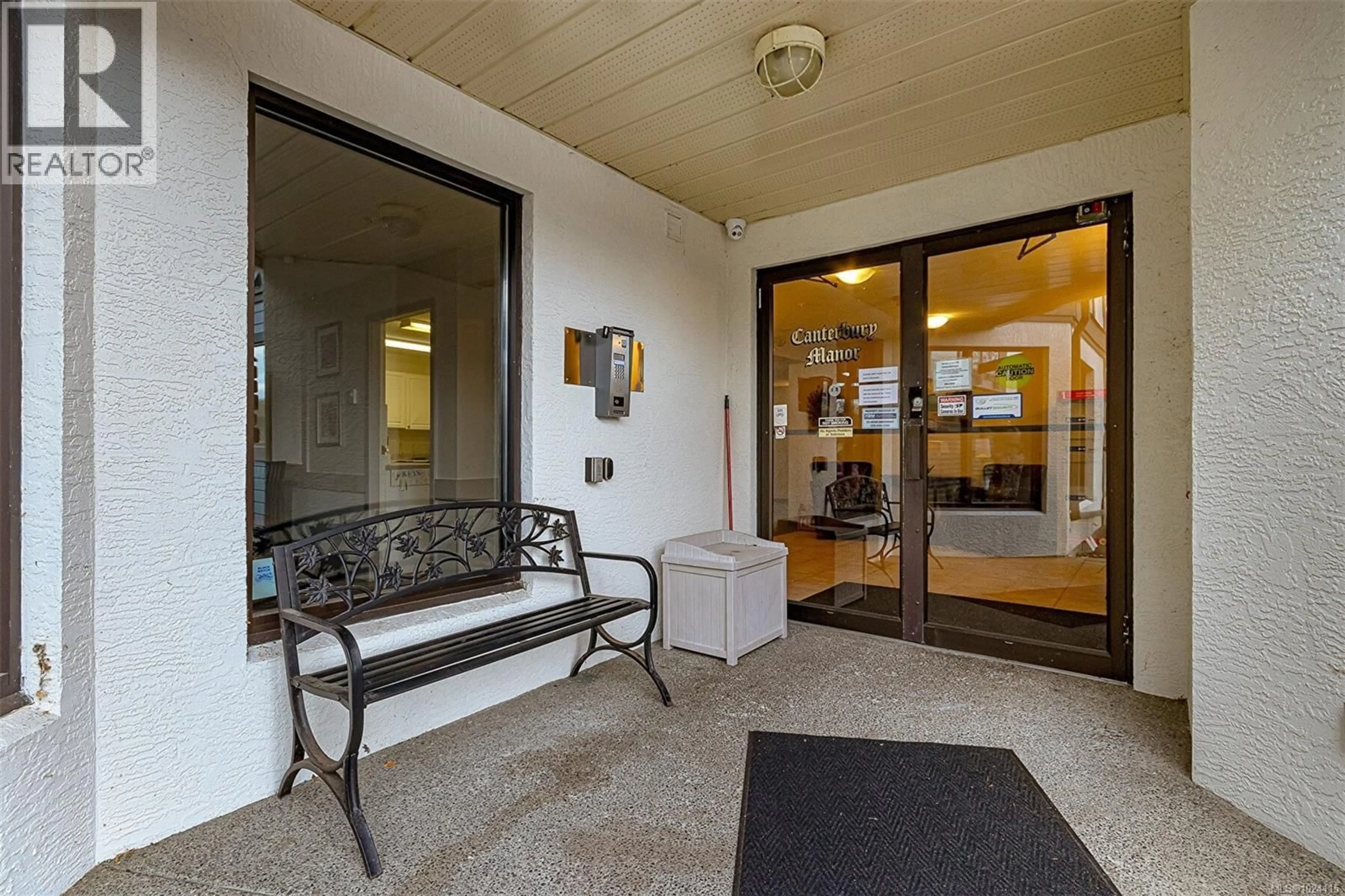 Indoor foyer for 206 - 651 JOLLY PLACE, Saanich British Columbia V8N1J4