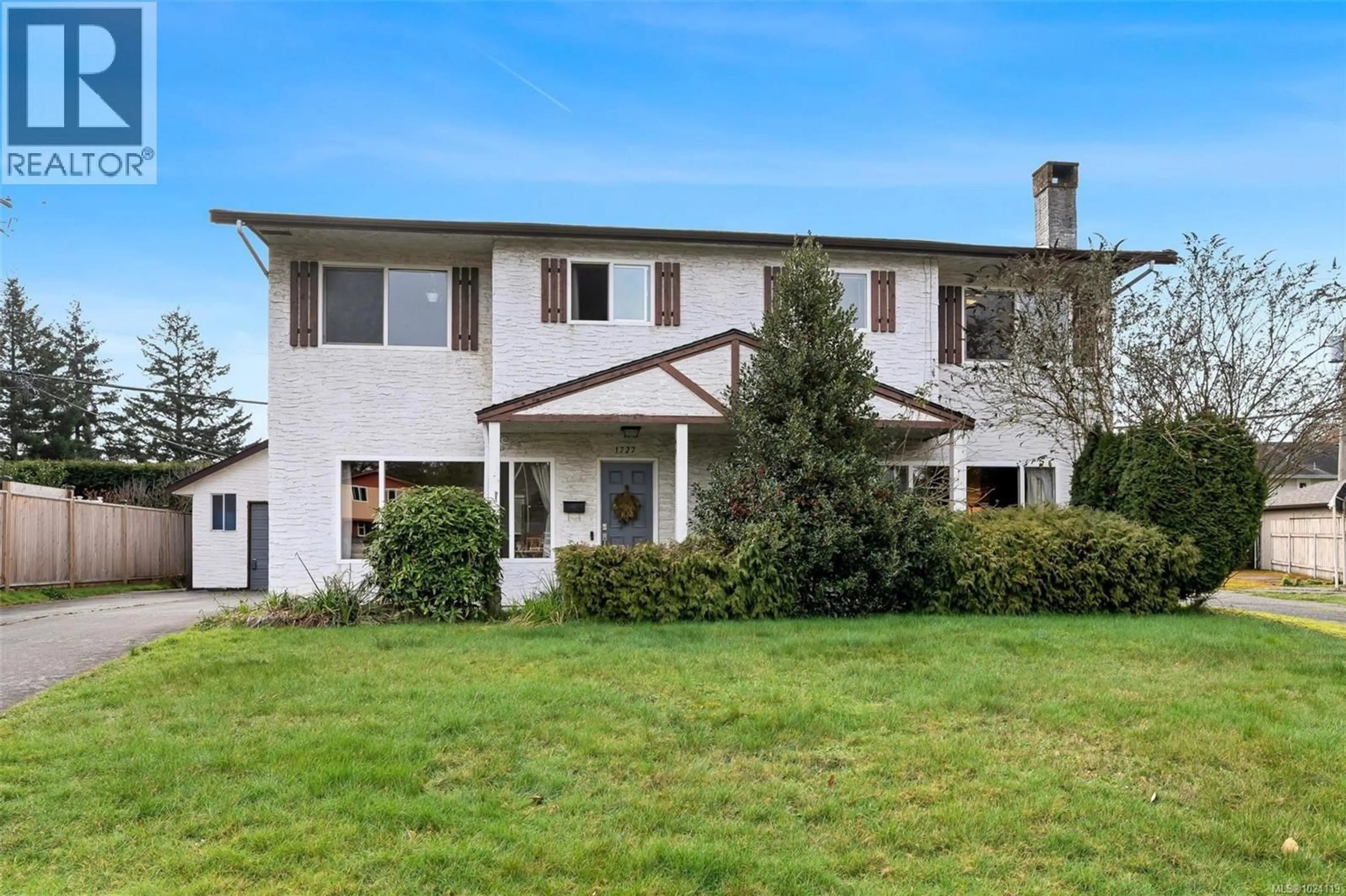 Home with vinyl exterior material, mountain view for 1725/1727 ASHDALE PLACE, Saanich British Columbia V8N1P1