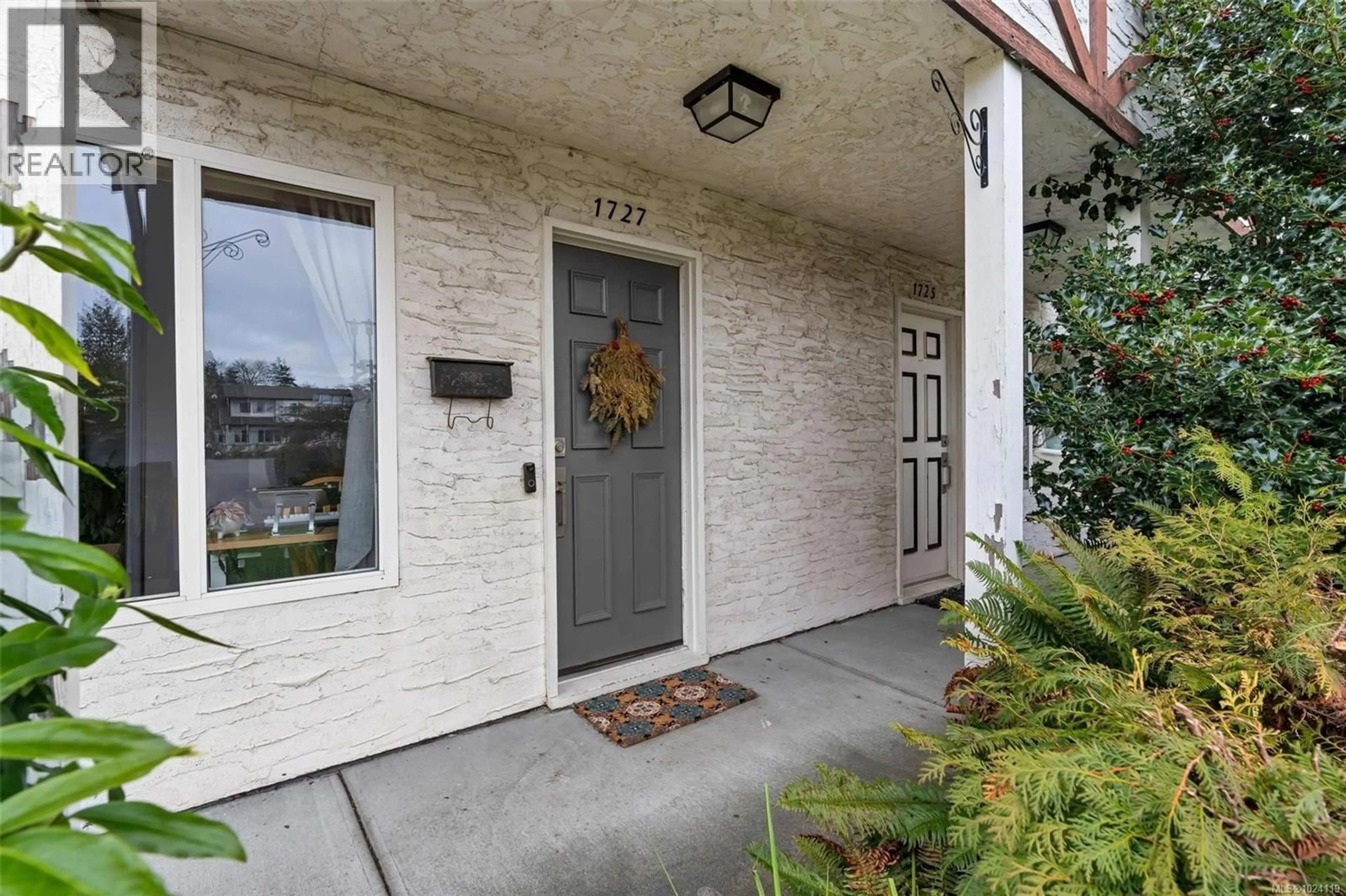 Indoor entryway for 1725/1727 ASHDALE PLACE, Saanich British Columbia V8N1P1