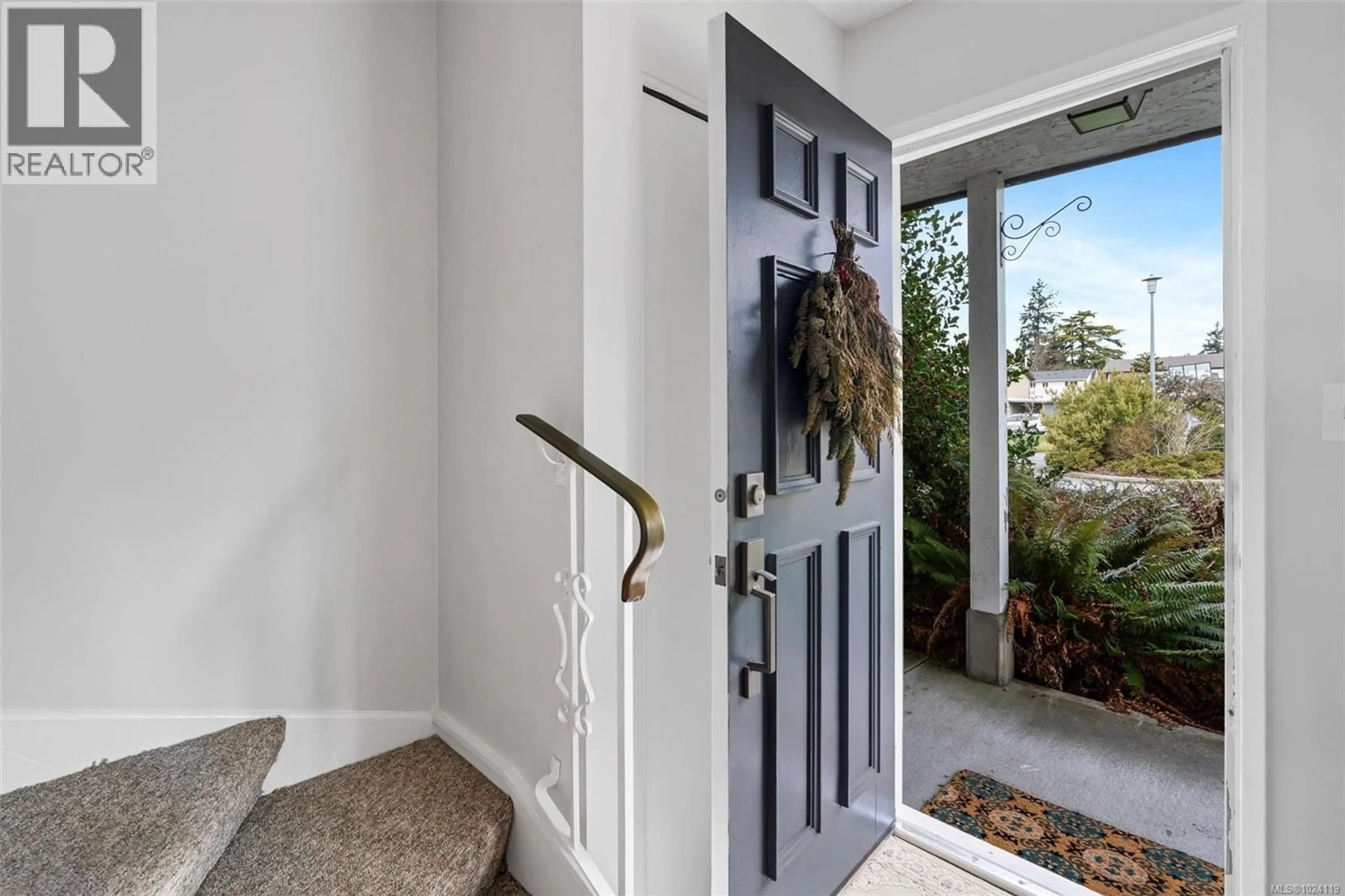 Indoor entryway for 1725/1727 ASHDALE PLACE, Saanich British Columbia V8N1P1