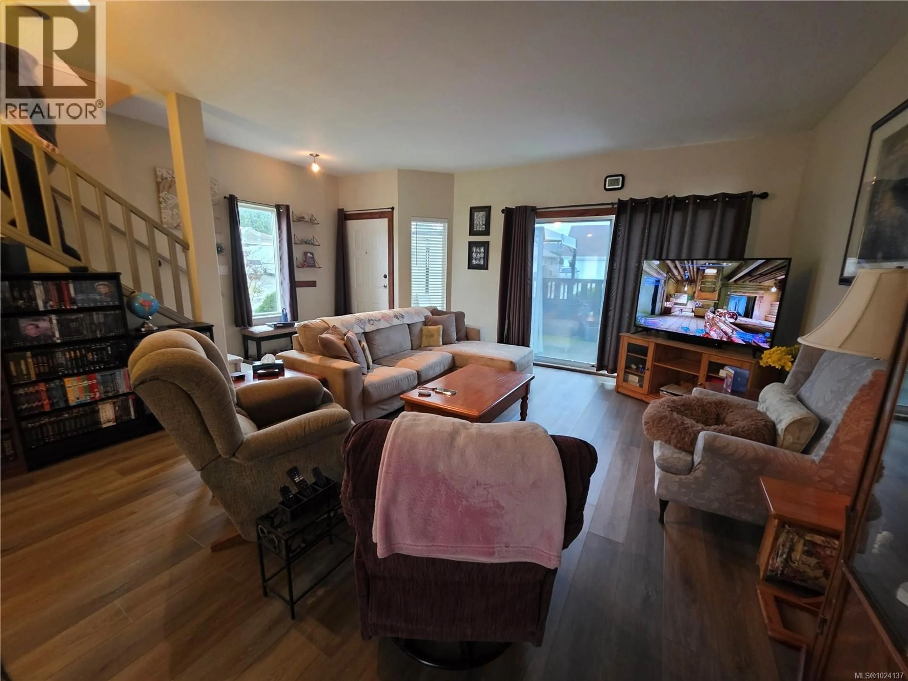 Living room with furniture, unknown for 5413 WOODLAND CRESCENT WEST, Port Alberni British Columbia V9Y8H1