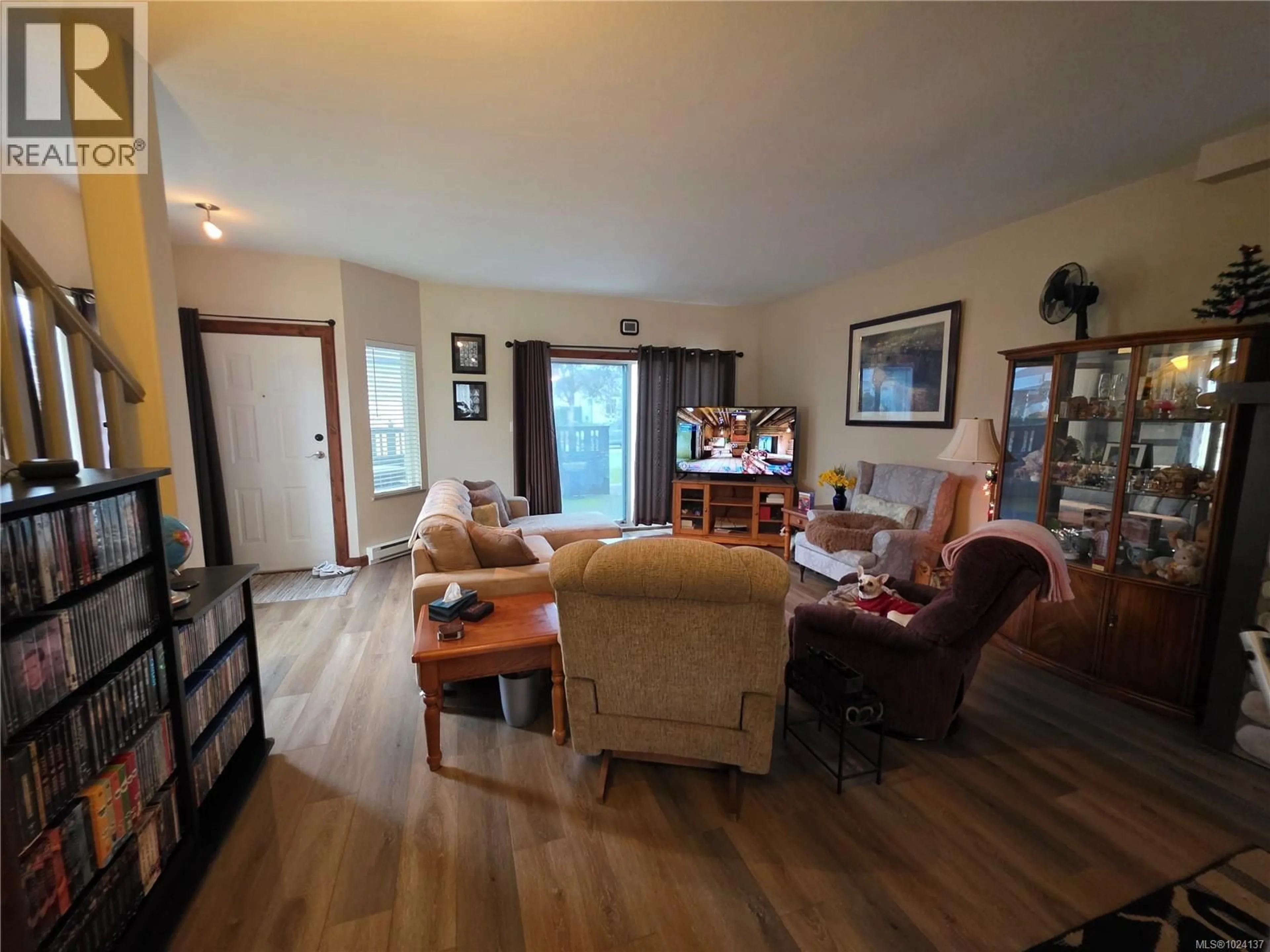 Living room with furniture, wood/laminate floor for 5413 WOODLAND CRESCENT WEST, Port Alberni British Columbia V9Y8H1