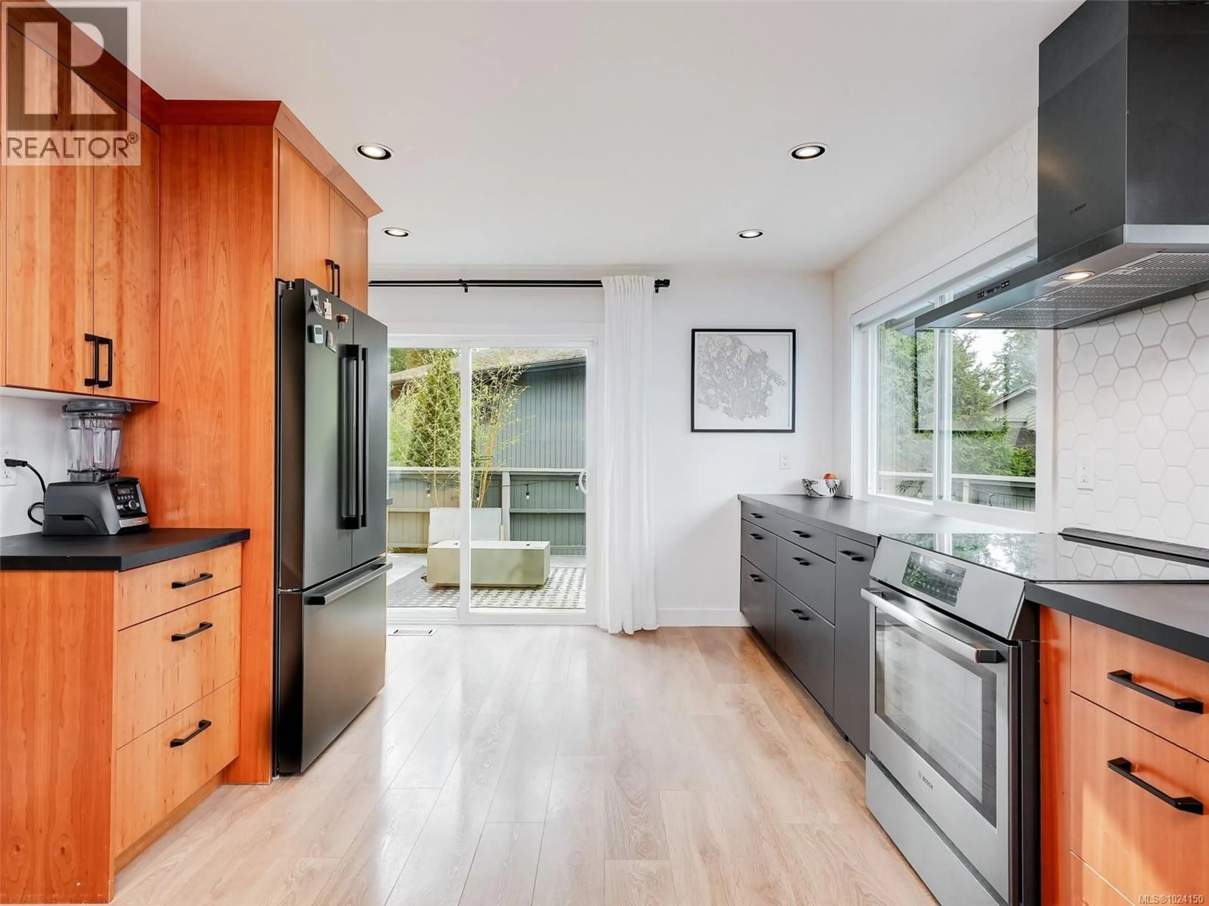 Contemporary kitchen, unknown for 1091 BALDWIN PLACE, Saanich British Columbia V8X4G9