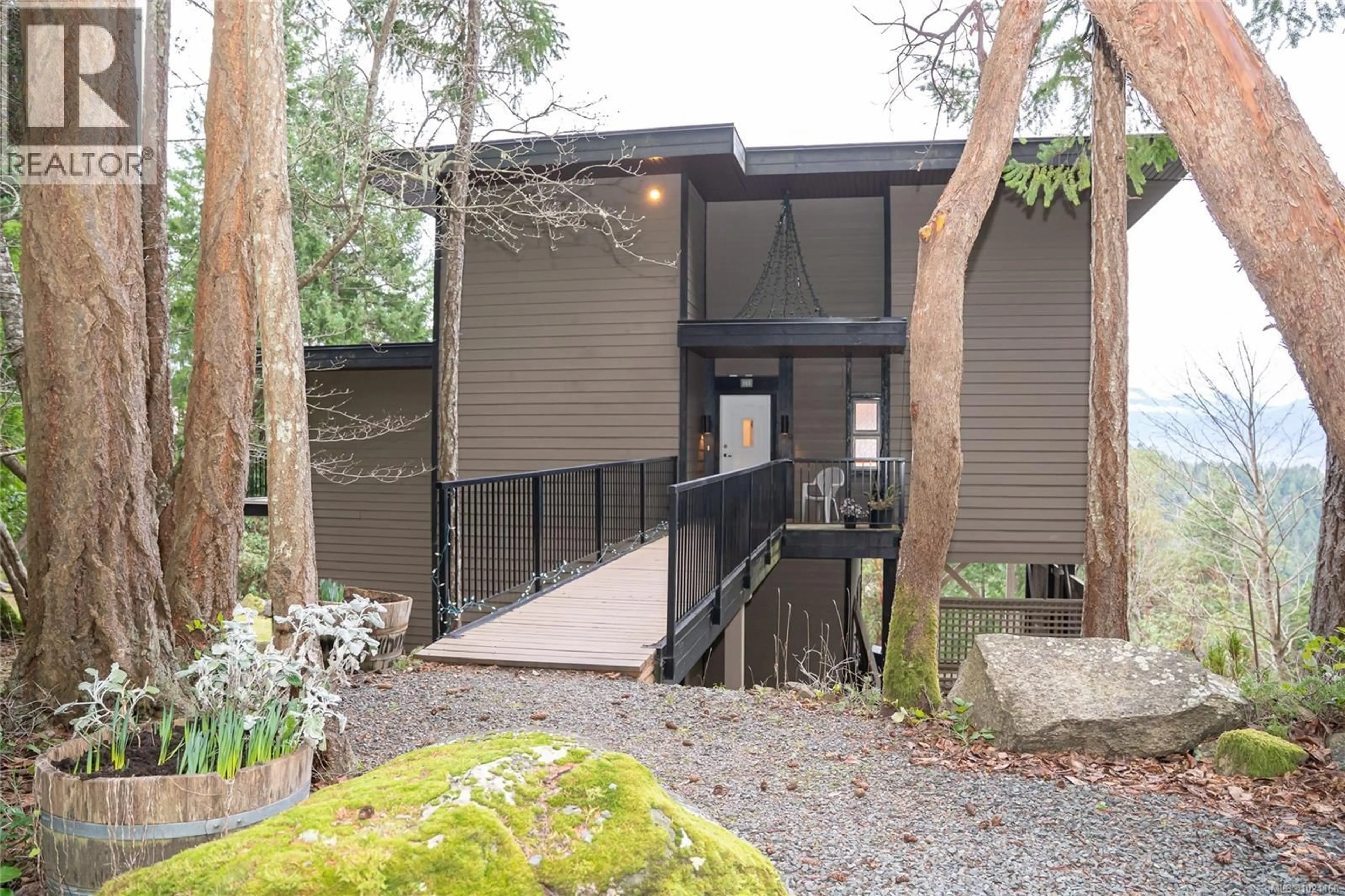 Indoor foyer for 165 PILKEY POINT ROAD, Thetis Island British Columbia V0R2Y0