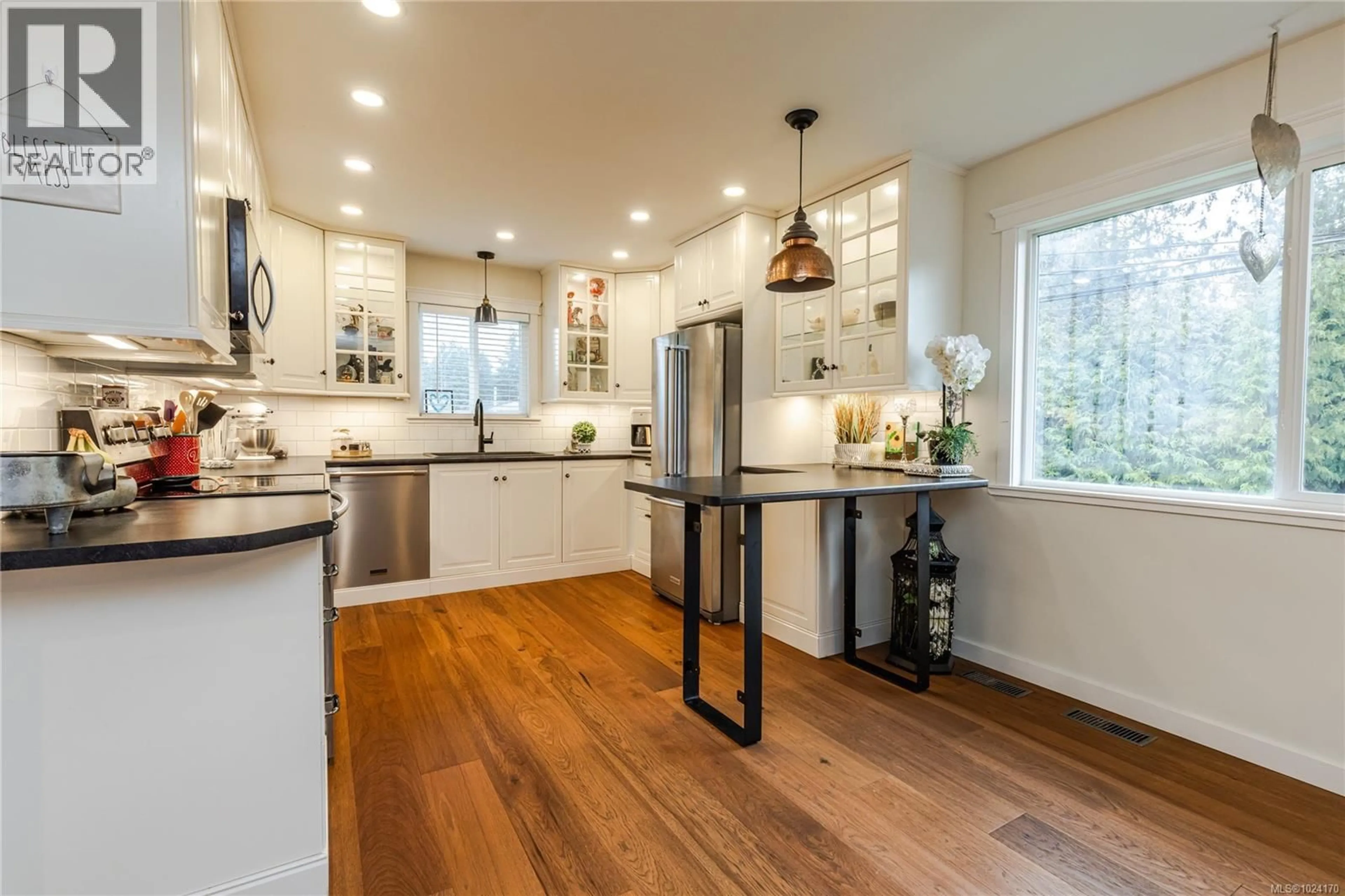 Open concept kitchen, wood/laminate floor for 2348 THOMAS PLACE, Nanaimo British Columbia V9X1W9