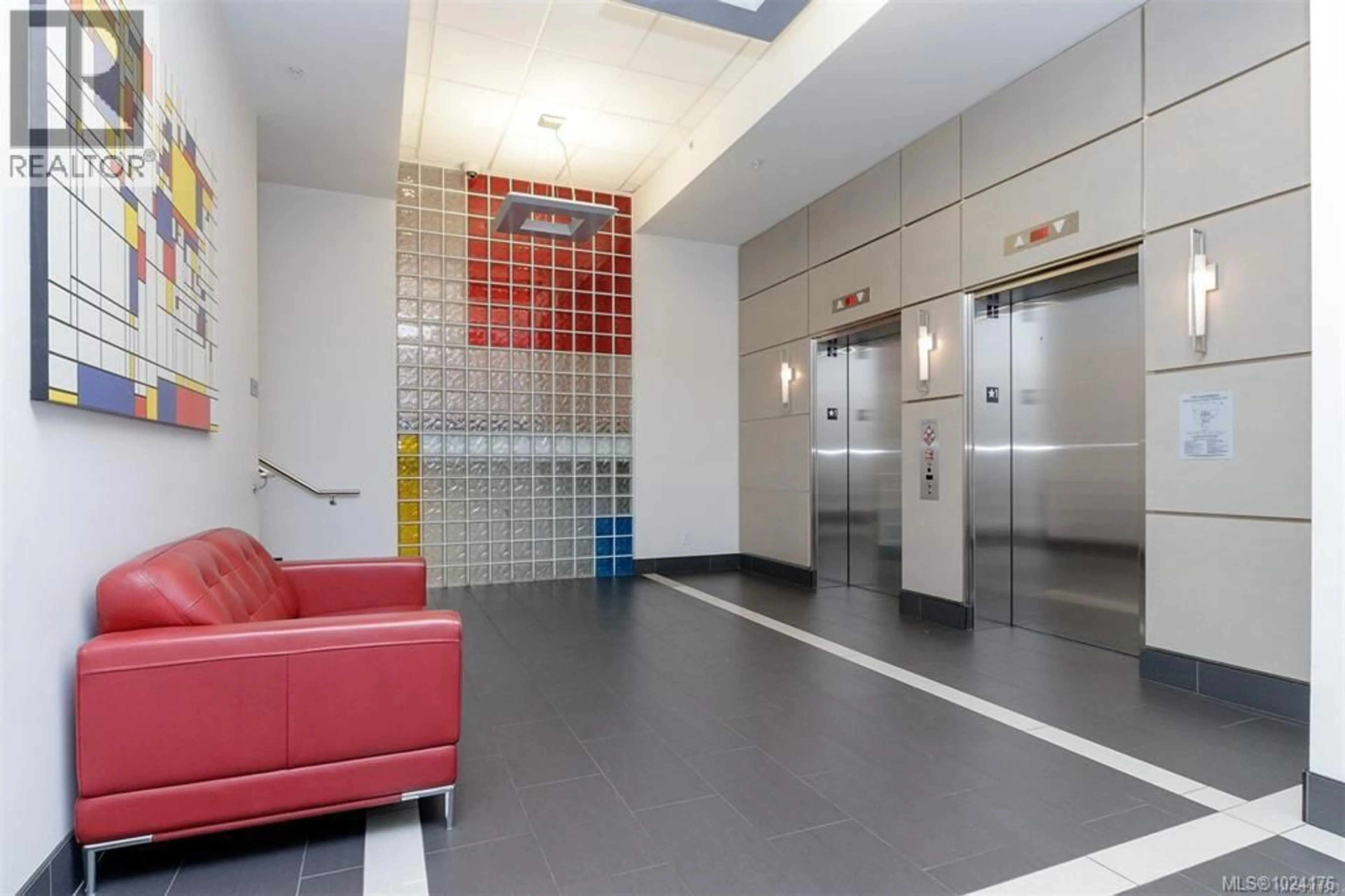 Indoor foyer for 807 - 1090 JOHNSON STREET, Victoria British Columbia V8V0B3