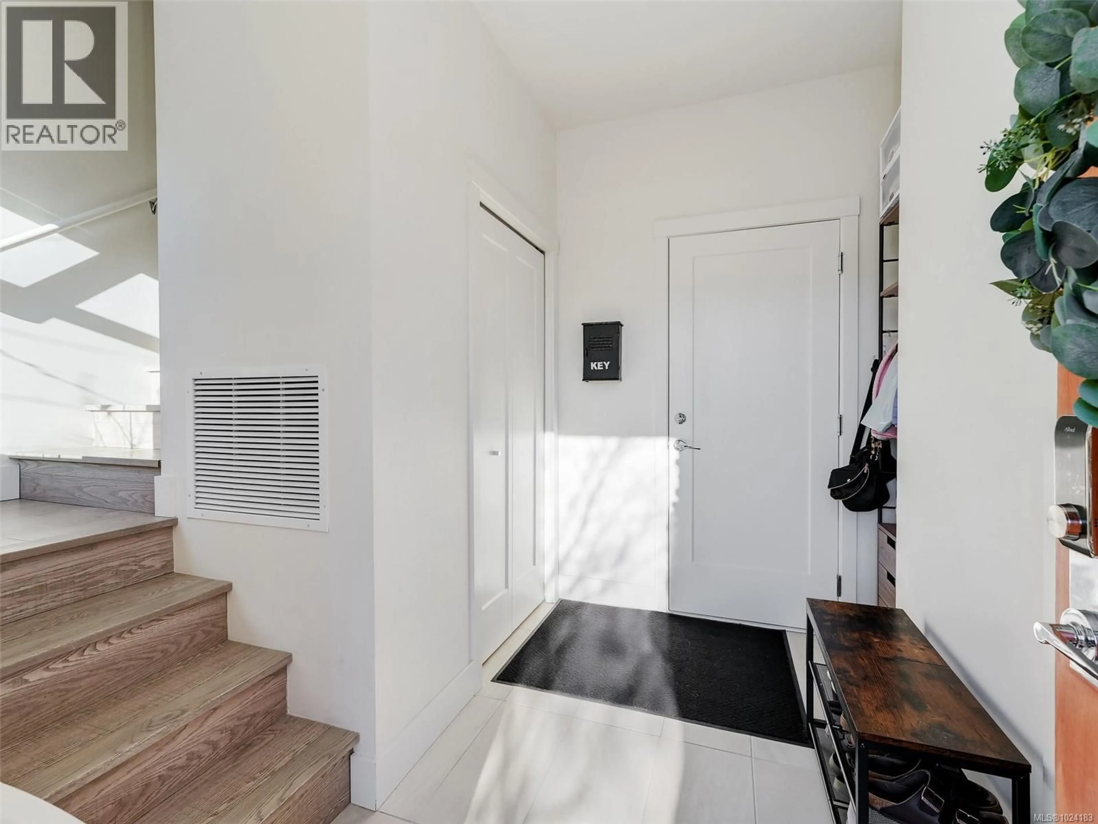 Indoor entryway for 19 - 350 LATORIA BOULEVARD, Colwood British Columbia V9C0M9