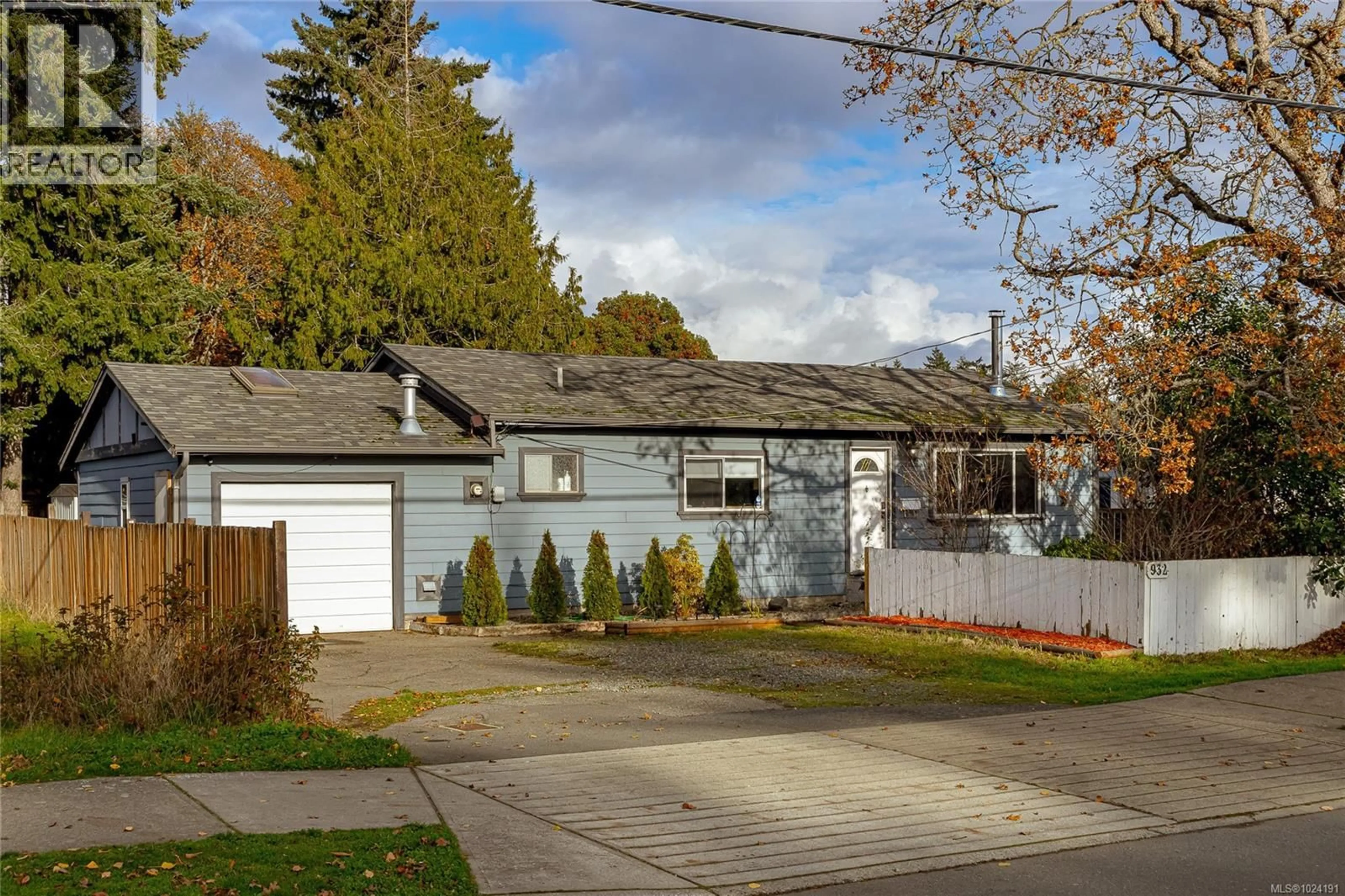 Home with vinyl exterior material, street for 932 BRAY AVENUE, Langford British Columbia V9B2T1