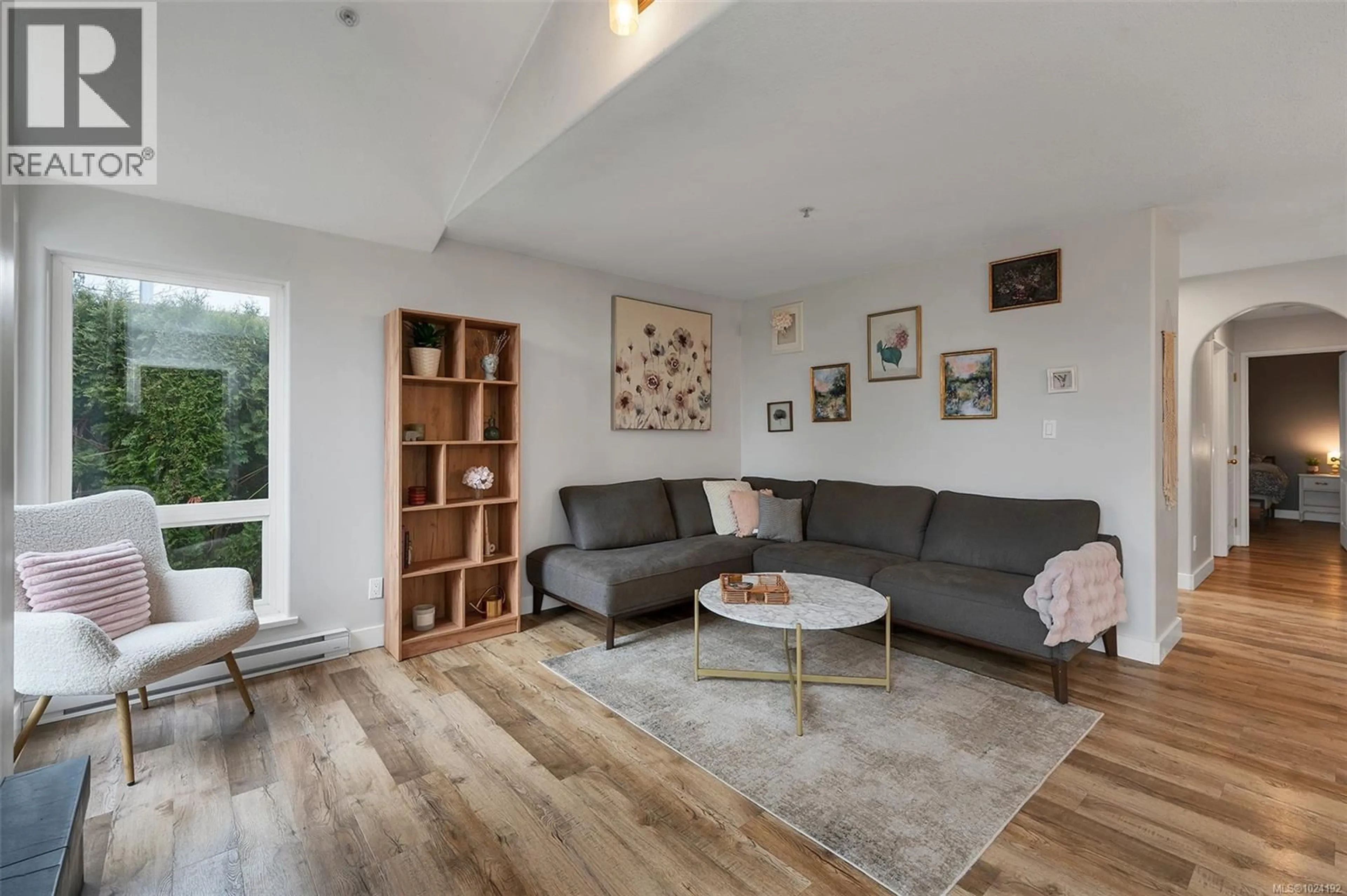 Living room with furniture, wood/laminate floor for 25 - 251 MCPHEDRAN ROAD, Campbell River British Columbia V9W6W5