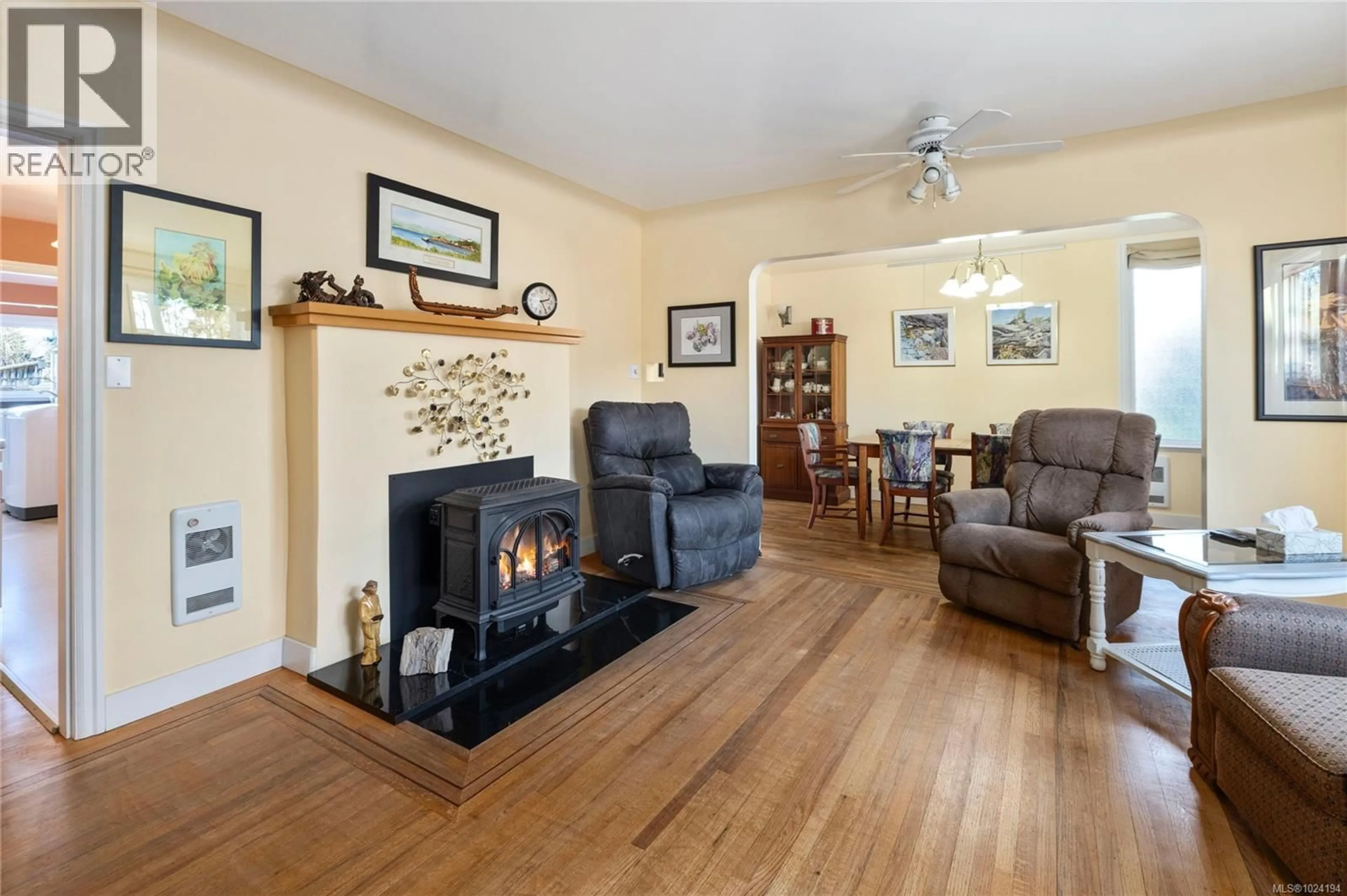 Living room with furniture, wood/laminate floor for 6117 GRIEVE ROAD, Duncan British Columbia V9L2G9