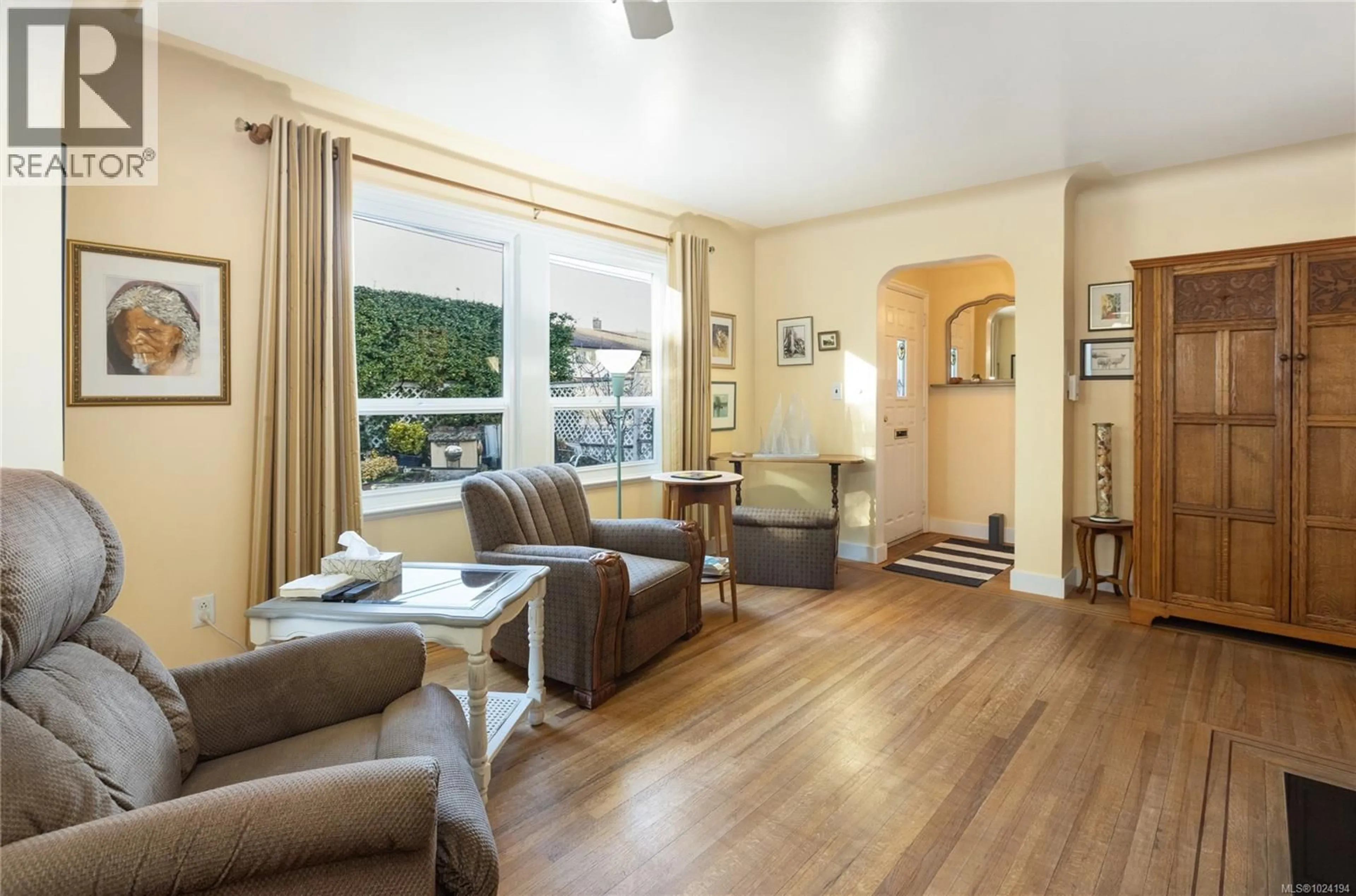 Living room with furniture, wood/laminate floor for 6117 GRIEVE ROAD, Duncan British Columbia V9L2G9