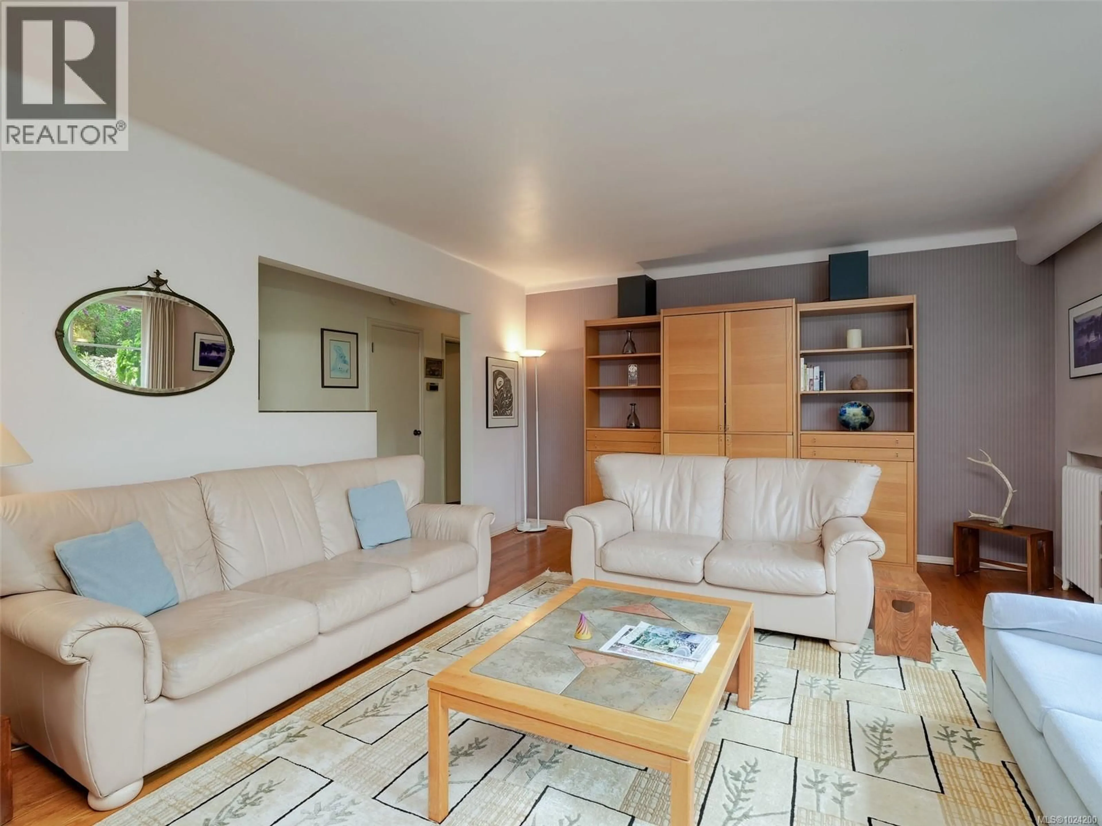 Living room with furniture, wood/laminate floor for 658 BYNG STREET, Oak Bay British Columbia V8S5A9
