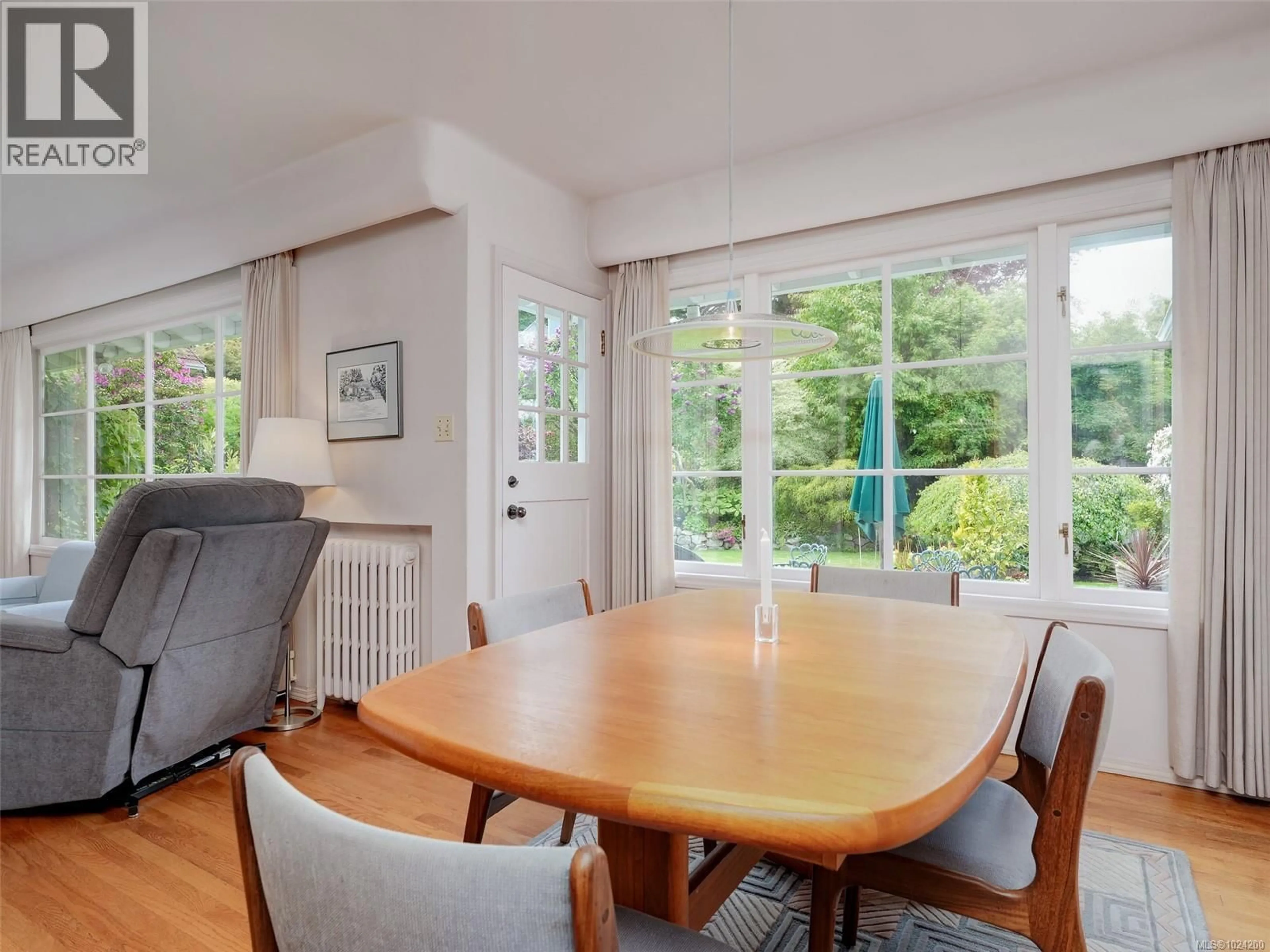 Dining room, wood/laminate floor for 658 BYNG STREET, Oak Bay British Columbia V8S5A9