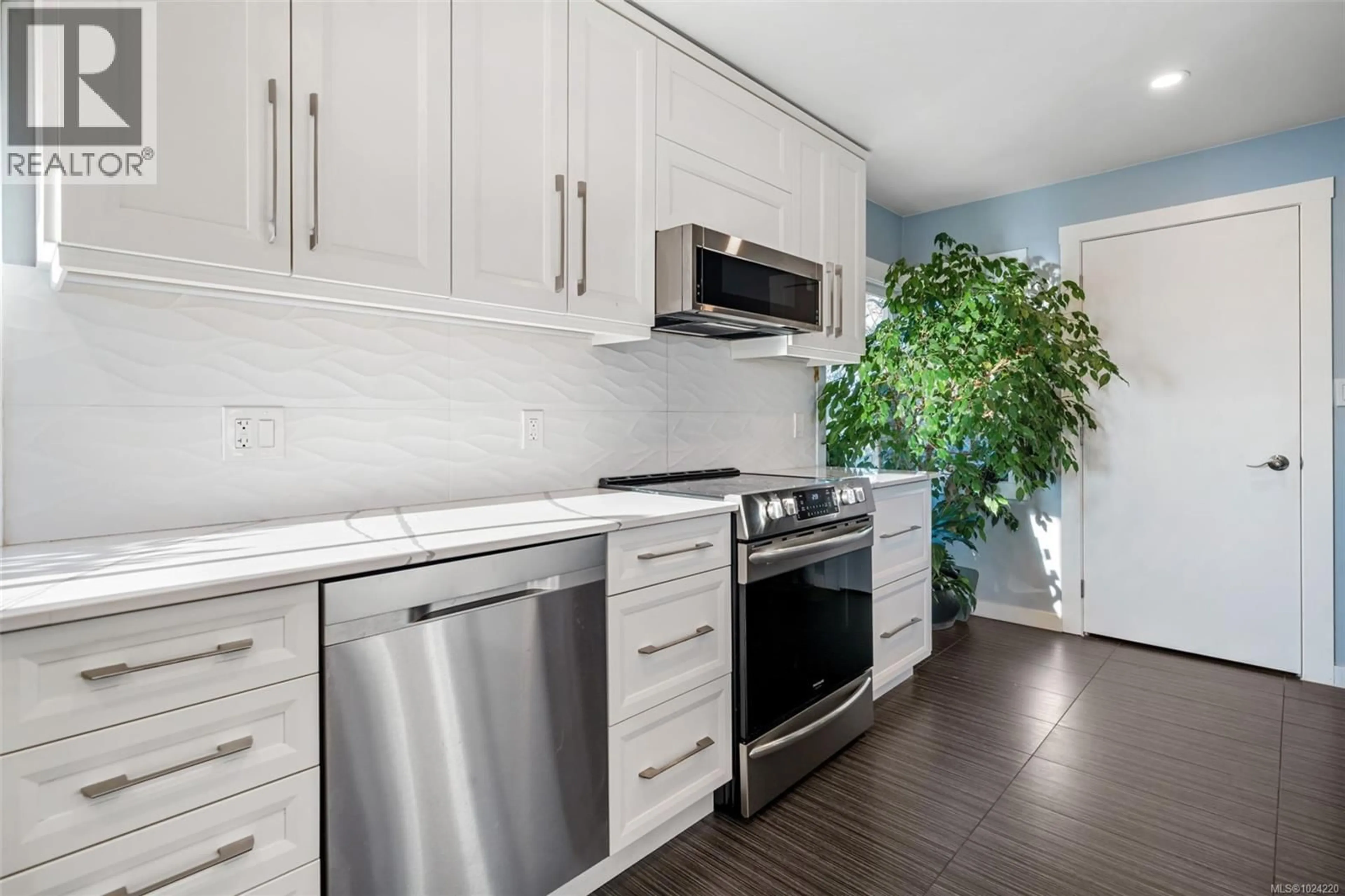 Open concept kitchen, unknown for 730 BURNSIDE ROAD WEST, Saanich British Columbia V8Z1N1