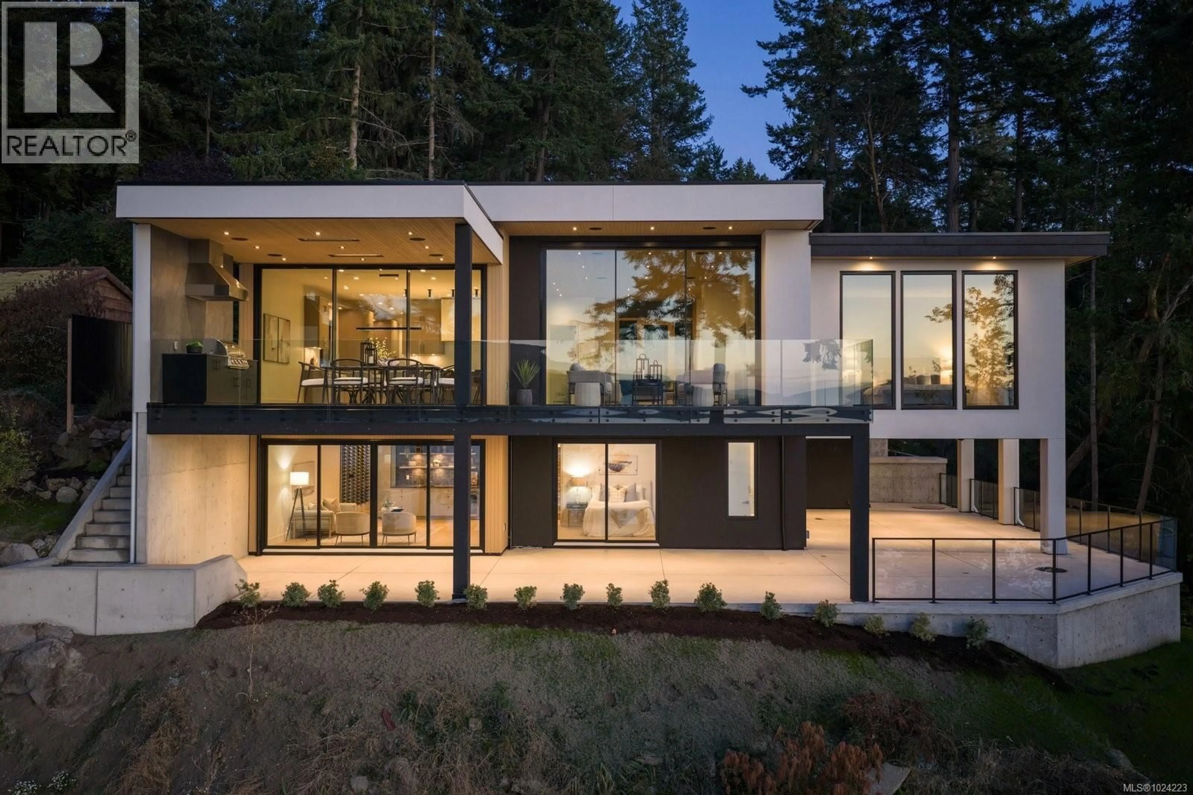 Home with vinyl exterior material, unknown for 418 LANDS END ROAD, North Saanich British Columbia V8L5L9