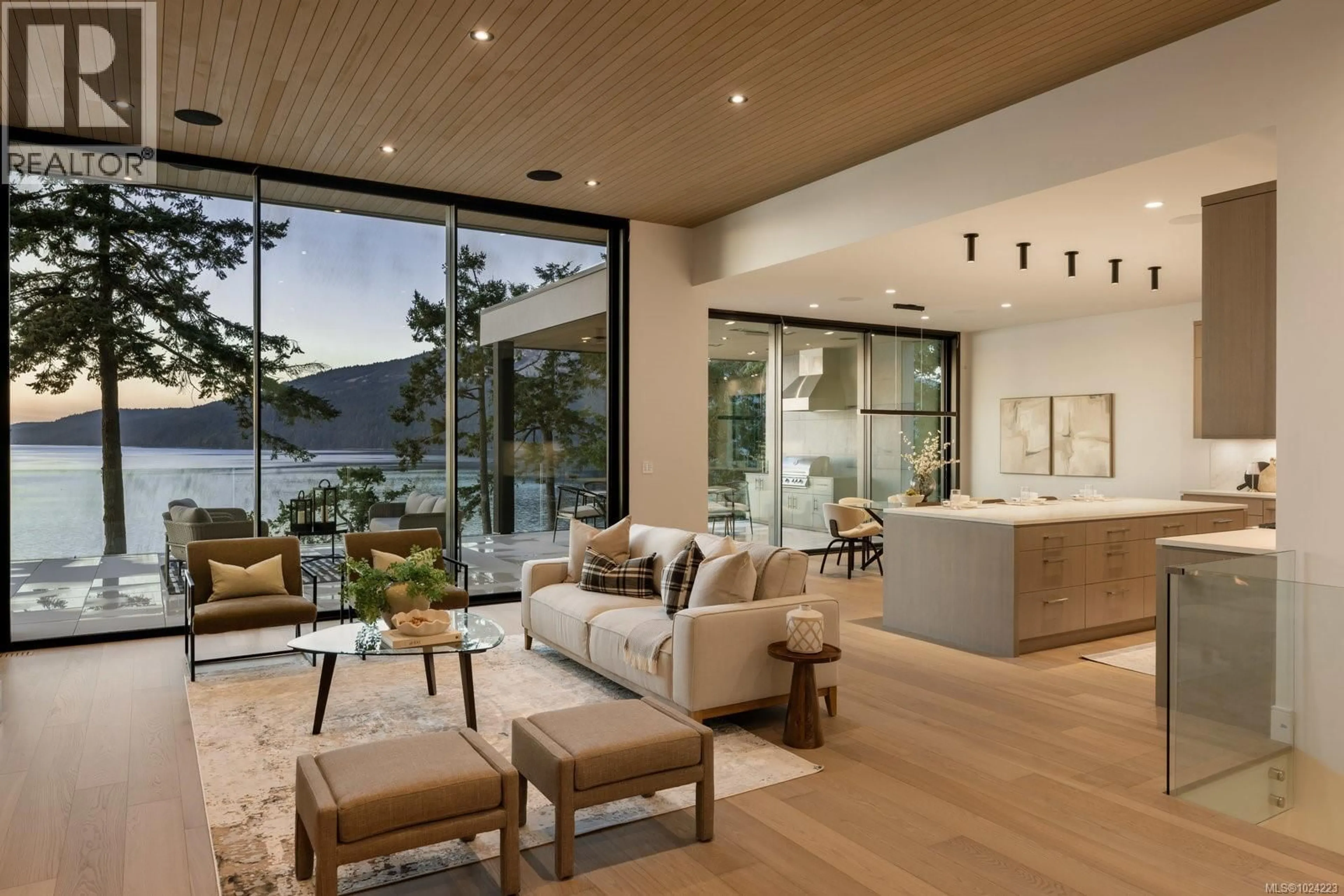 Living room with furniture, unknown for 418 LANDS END ROAD, North Saanich British Columbia V8L5L9