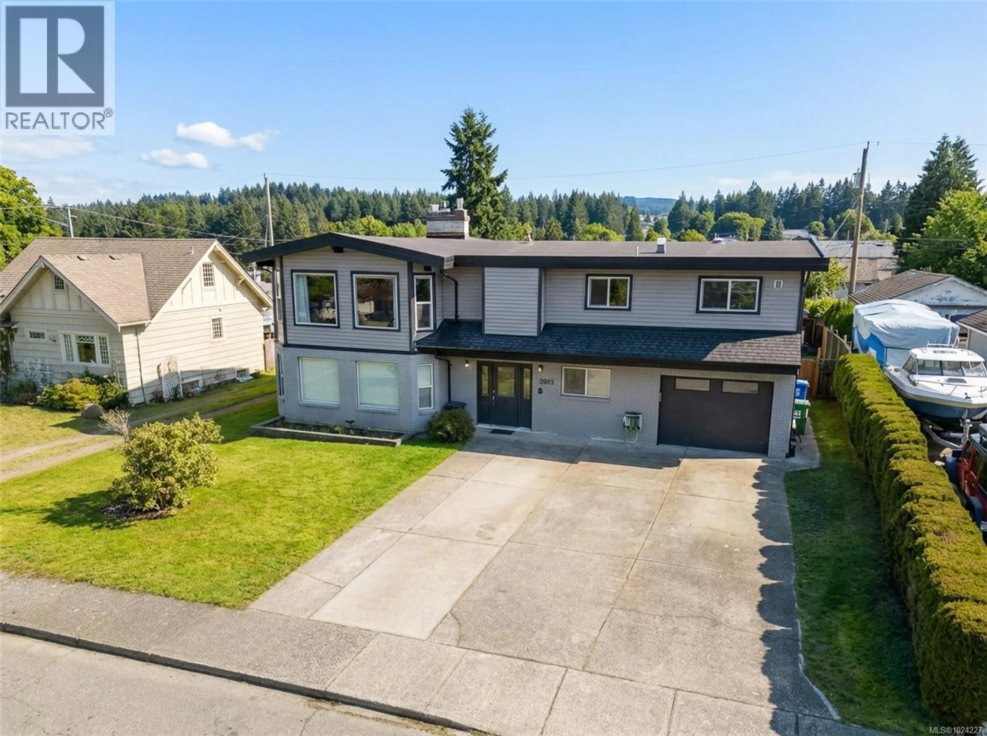 A pic from outside/outdoor area/front of a property/back of a property/a pic from drone, street for 3055 9TH AVENUE, Port Alberni British Columbia V9Y2M1