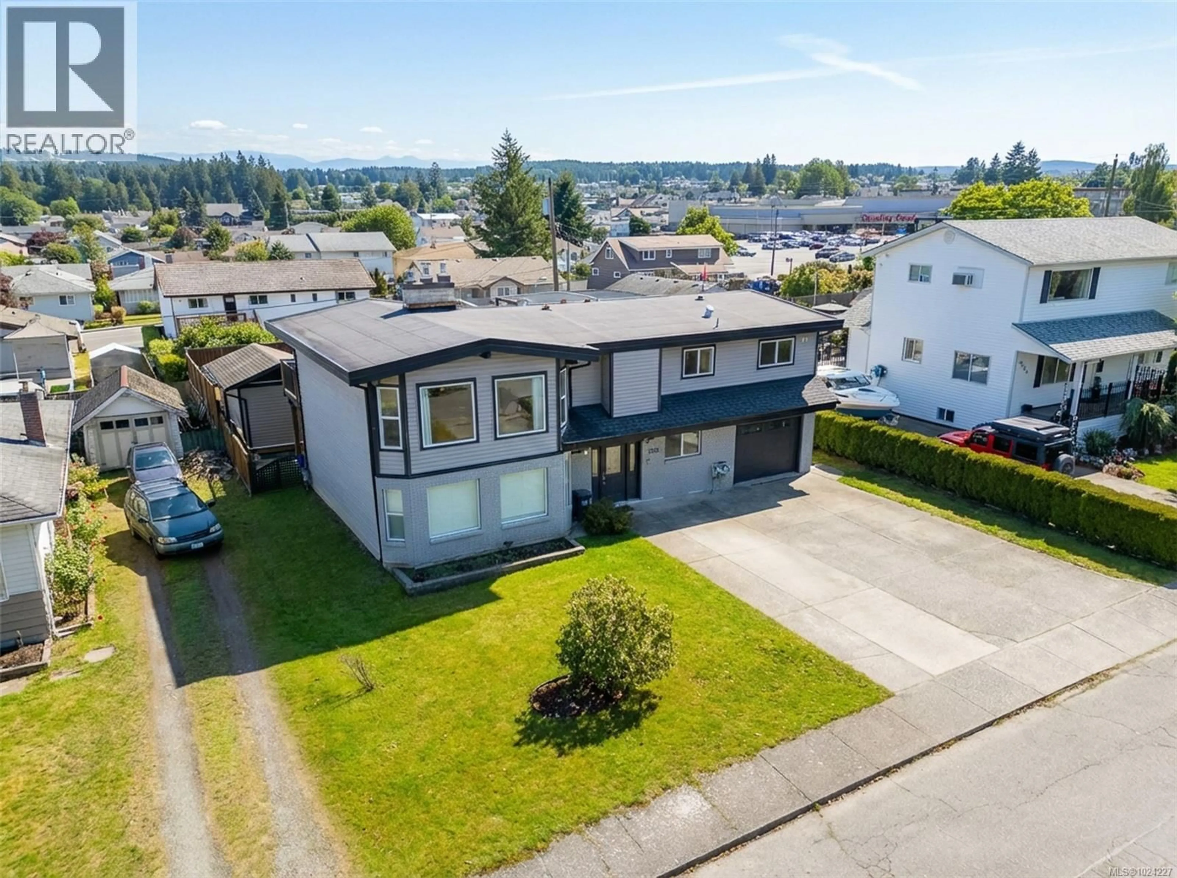 A pic from outside/outdoor area/front of a property/back of a property/a pic from drone, street for 3055 9TH AVENUE, Port Alberni British Columbia V9Y2M1