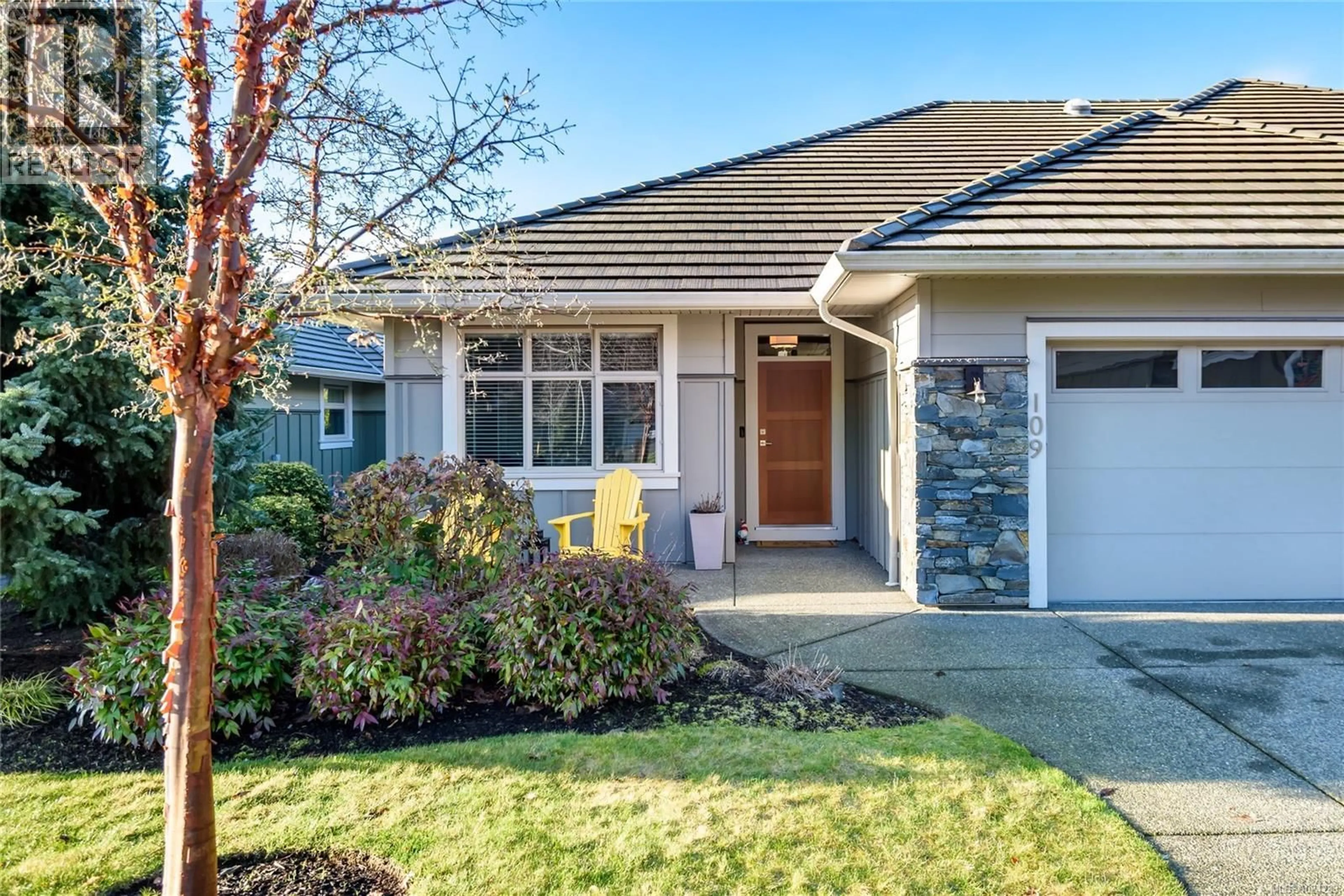 Home with vinyl exterior material, street for 109 - 2828 BRISTOL WAY, Courtenay British Columbia V9N0C5
