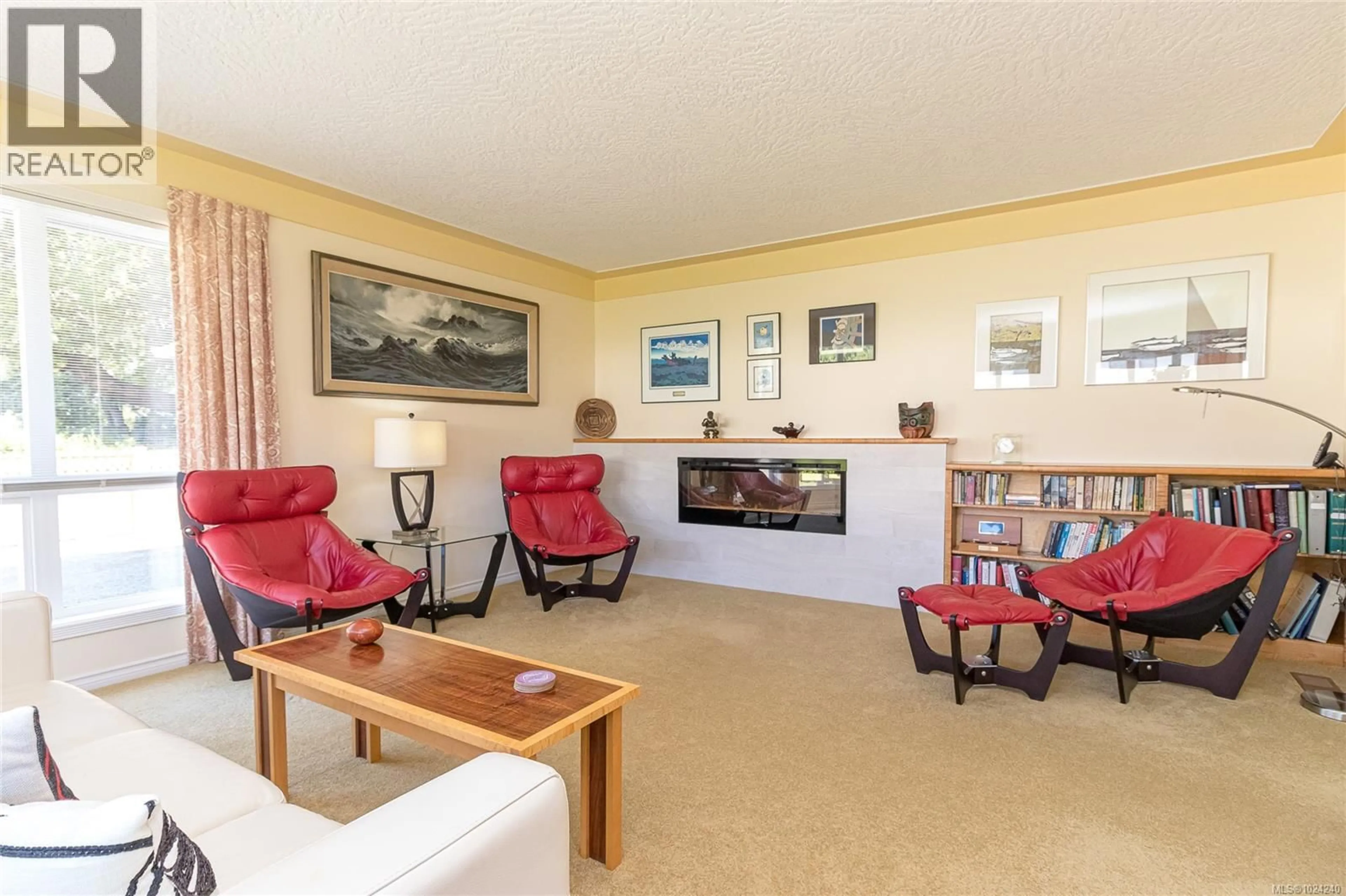 Living room with furniture, unknown for 6377 RODOLPH ROAD, Central Saanich British Columbia V8Z5W2