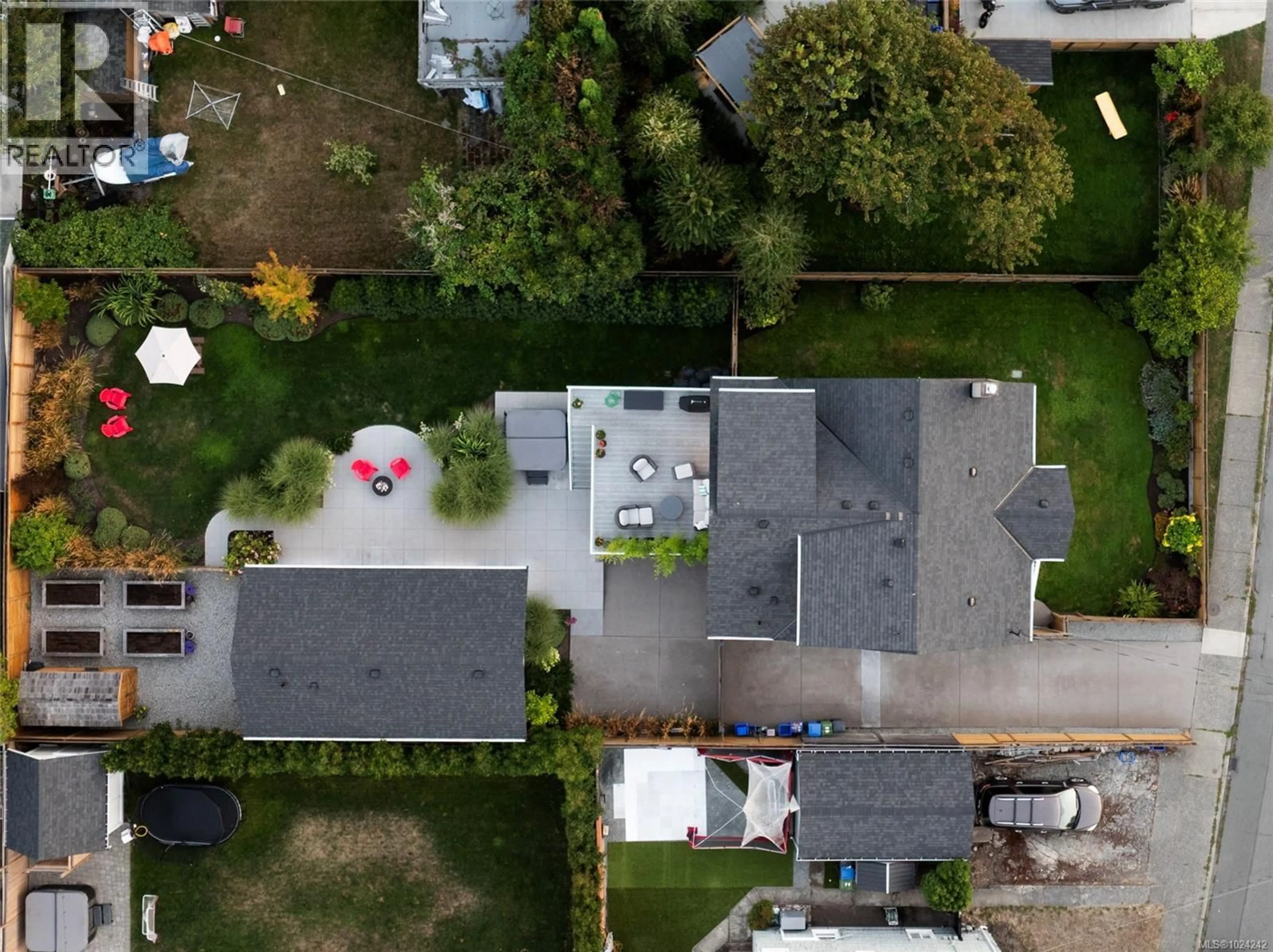 A pic from outside/outdoor area/front of a property/back of a property/a pic from drone, street for 2051 HAMPSHIRE ROAD, Oak Bay British Columbia V8R5V2
