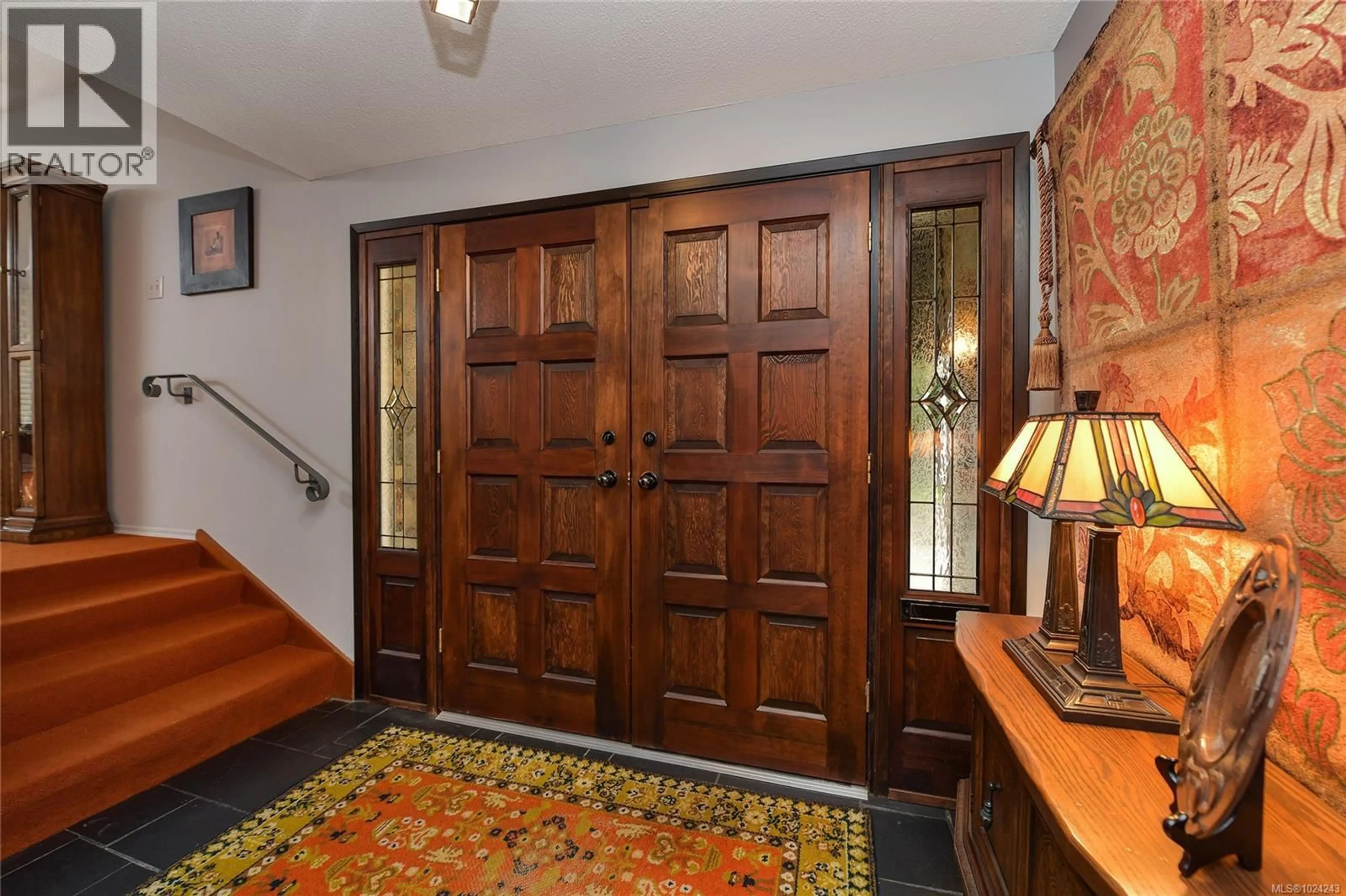 Indoor foyer for 4911 SEA RIDGE DRIVE, Saanich British Columbia V8Y2B5