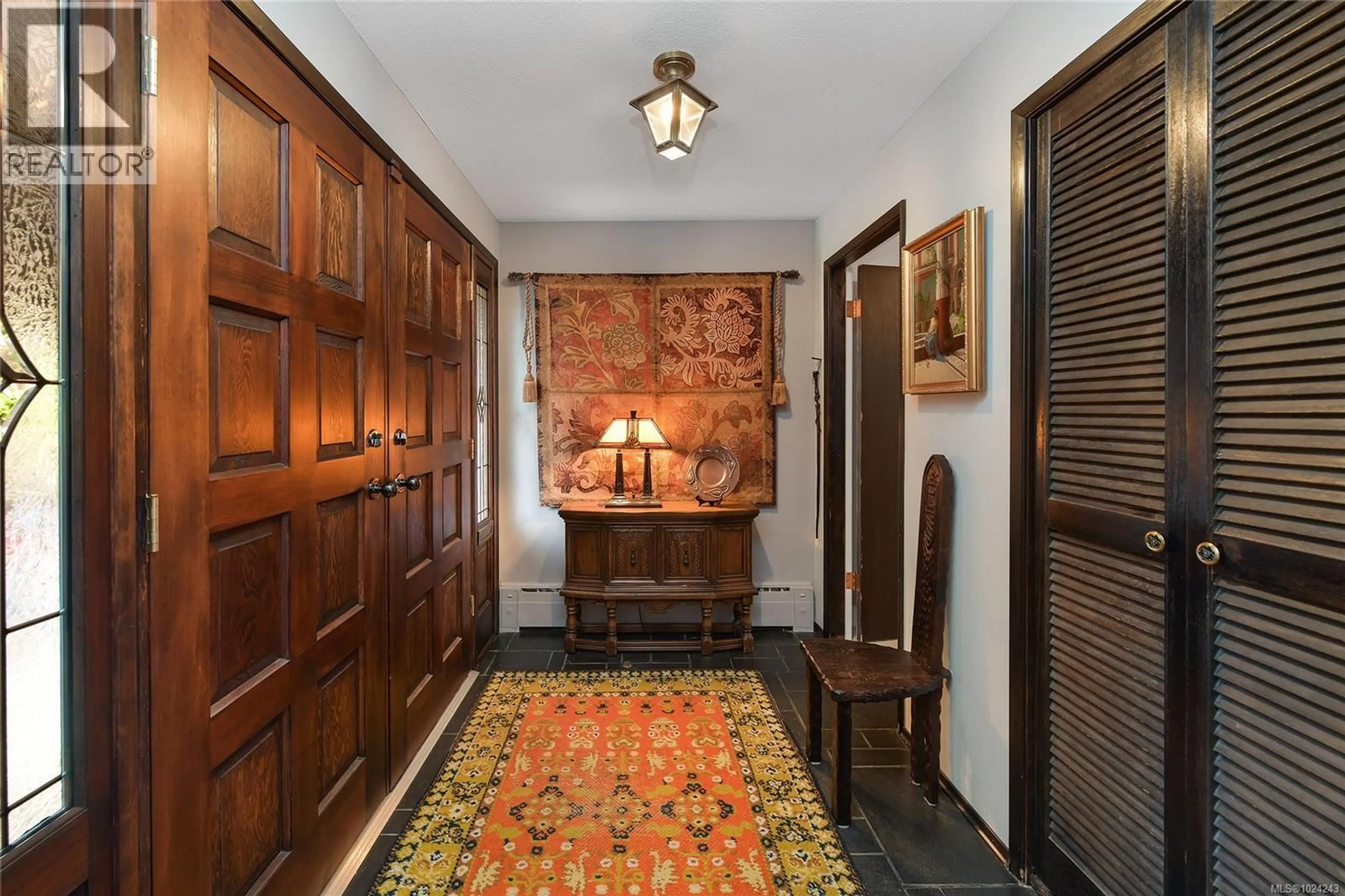 Indoor foyer for 4911 SEA RIDGE DRIVE, Saanich British Columbia V8Y2B5