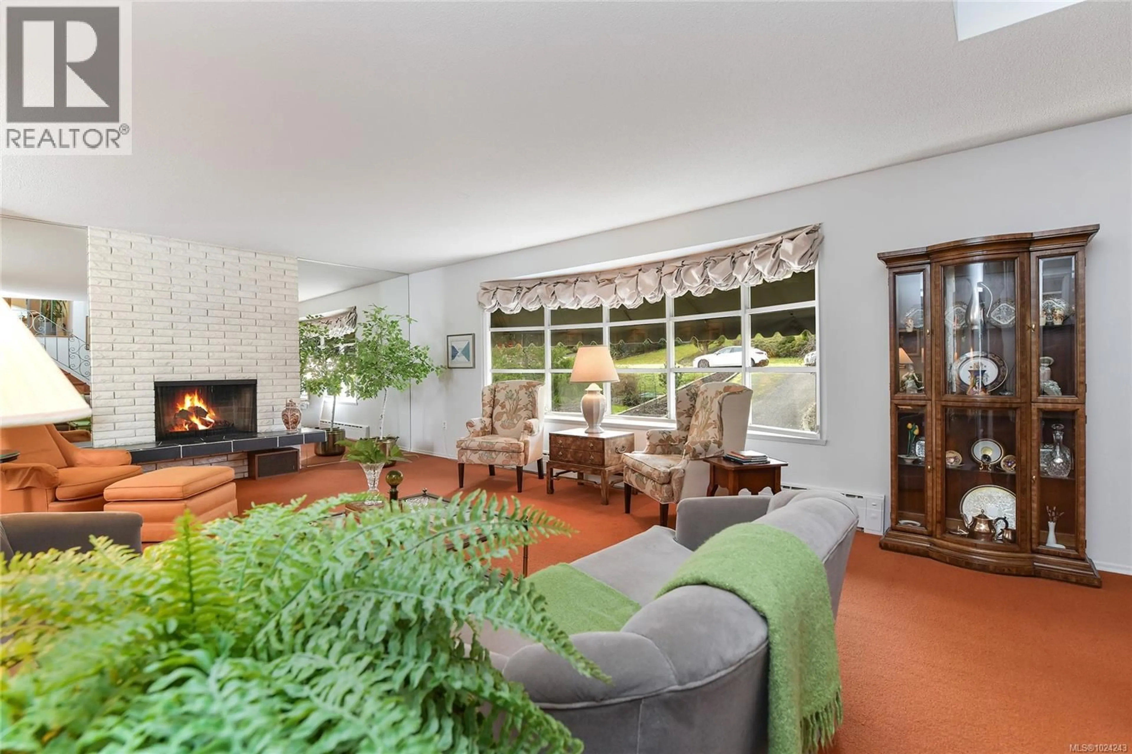 Living room with furniture, unknown for 4911 SEA RIDGE DRIVE, Saanich British Columbia V8Y2B5