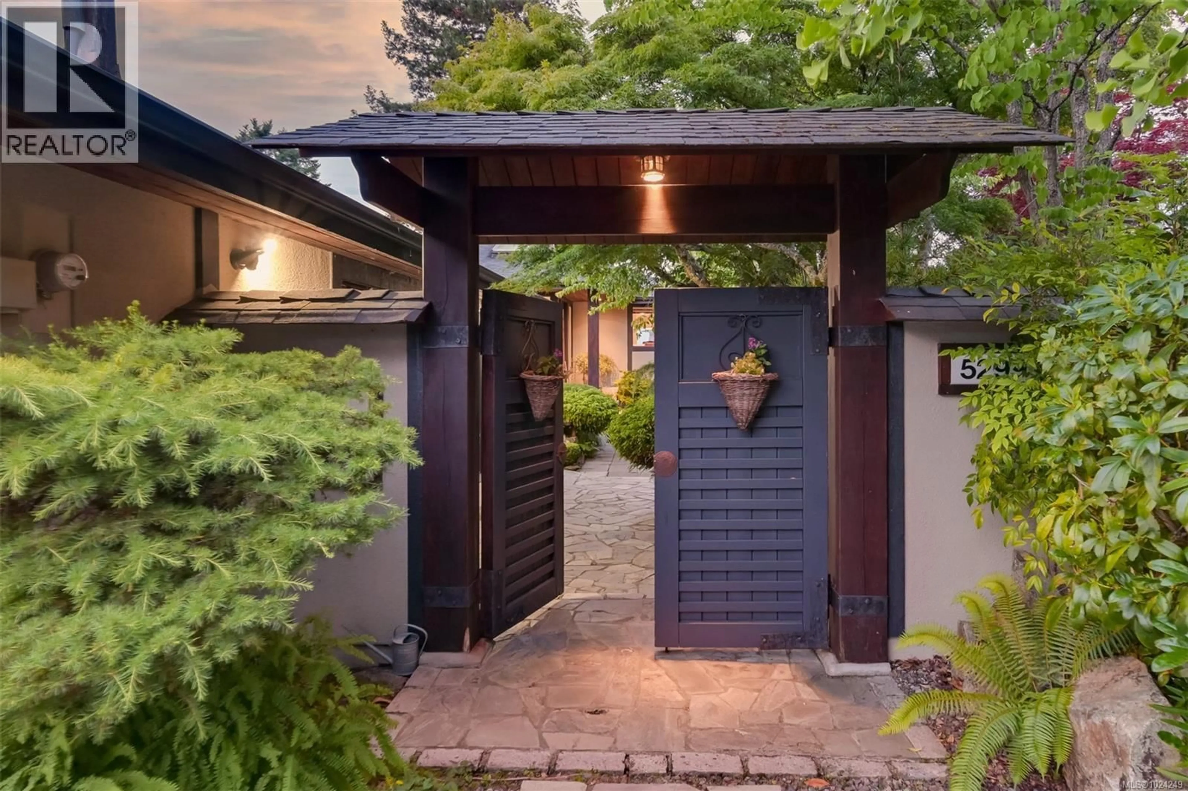 Indoor entryway for 5299 PARKER AVENUE, Saanich British Columbia V8Y2N1