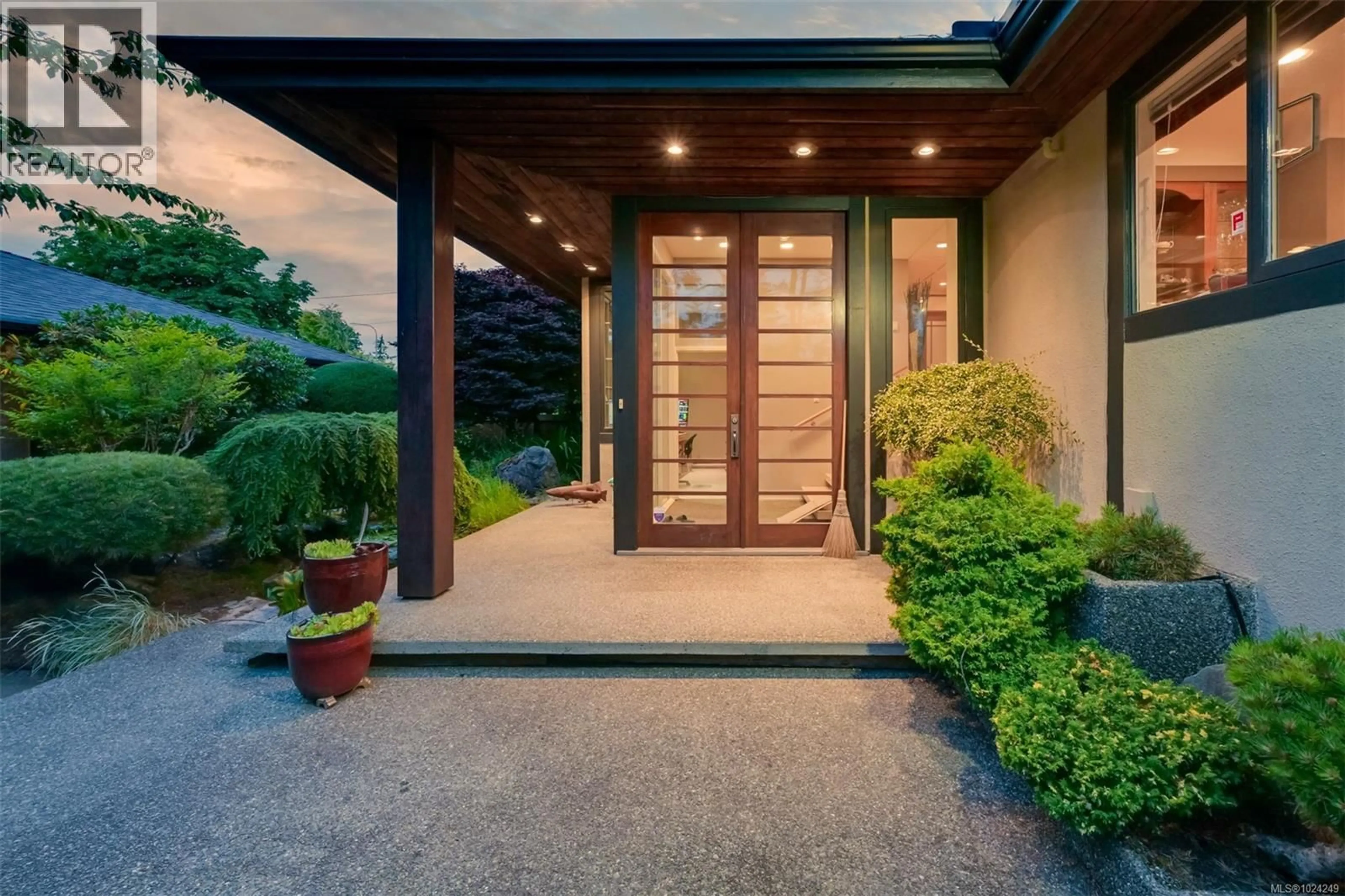 Indoor entryway for 5299 PARKER AVENUE, Saanich British Columbia V8Y2N1