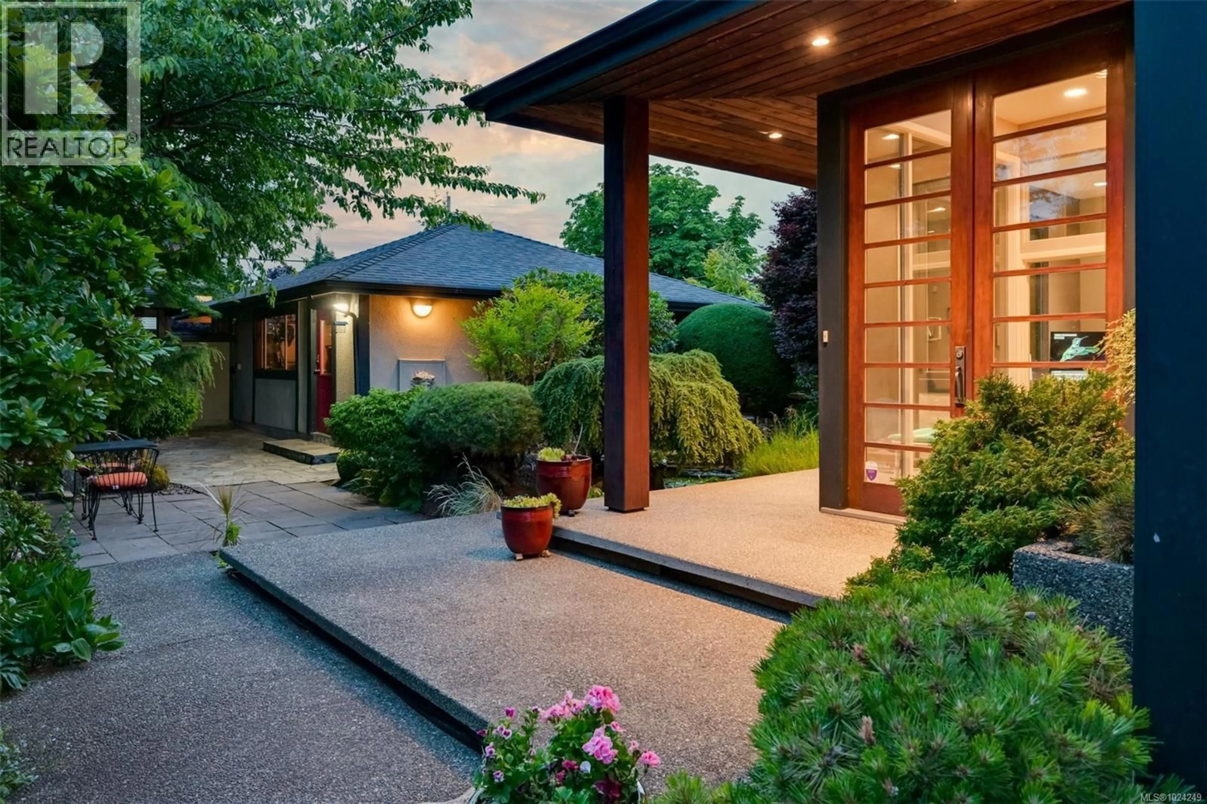 Patio, street for 5299 PARKER AVENUE, Saanich British Columbia V8Y2N1