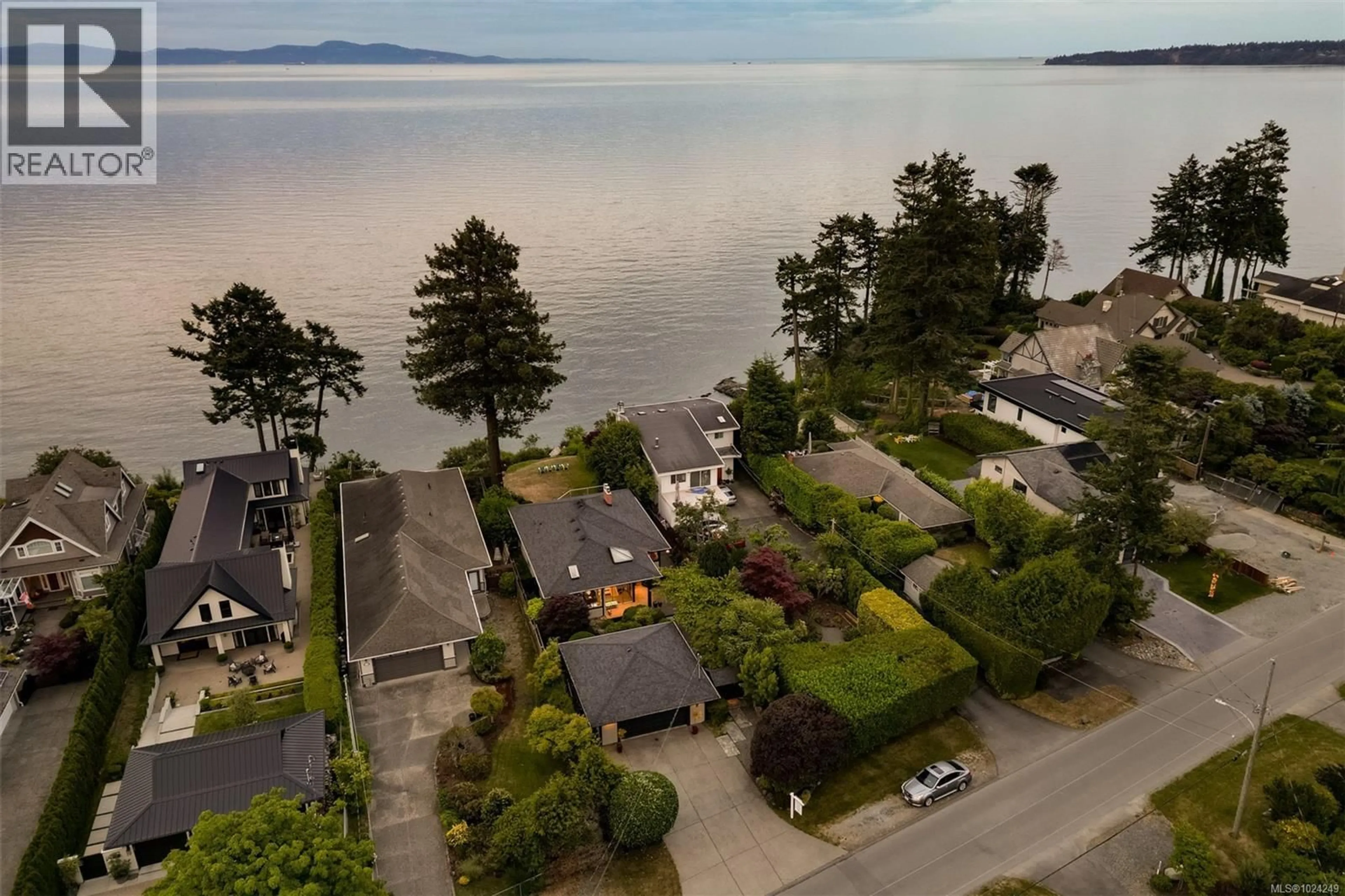 A pic from outside/outdoor area/front of a property/back of a property/a pic from drone, water/lake/river/ocean view for 5299 PARKER AVENUE, Saanich British Columbia V8Y2N1