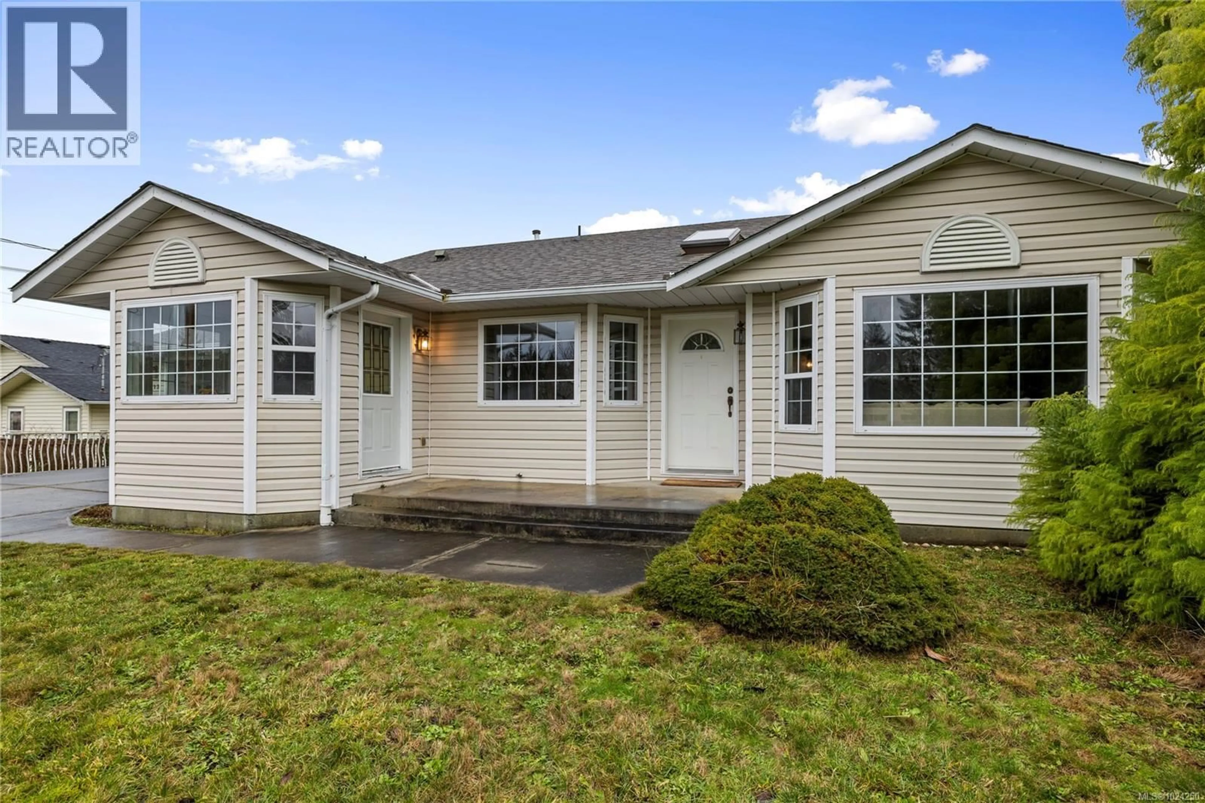 Home with vinyl exterior material, street for 513 ROWAN DRIVE, Qualicum Beach British Columbia V9K1K1