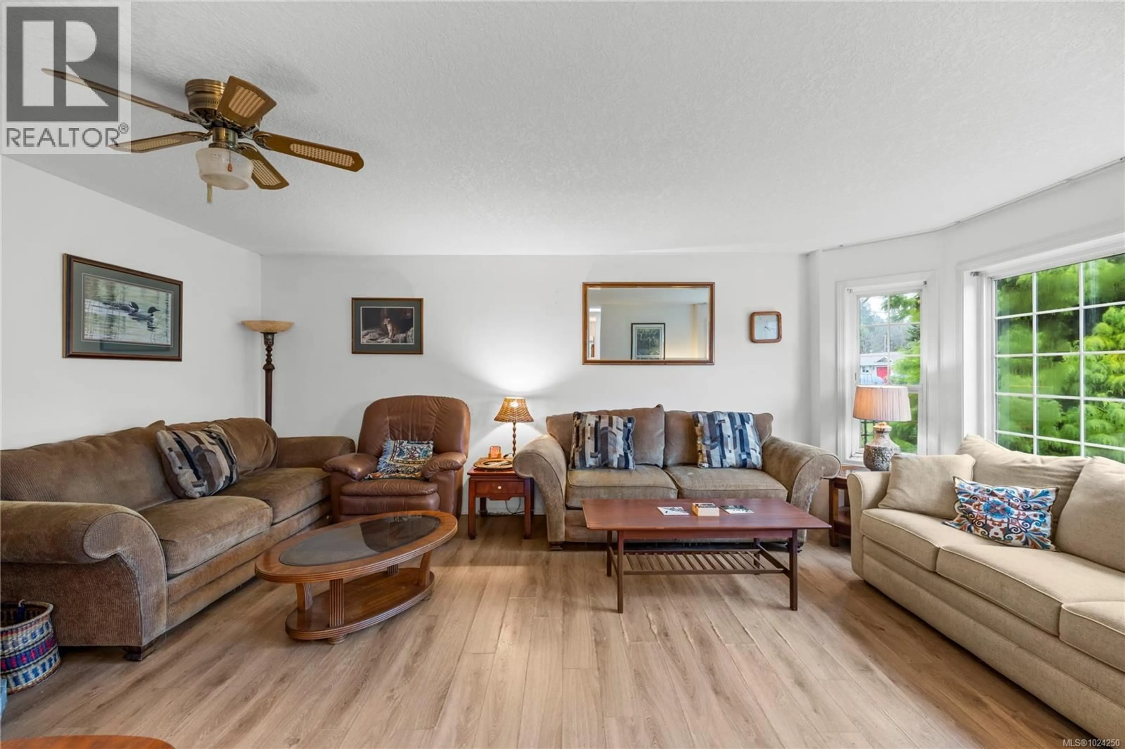 Living room with furniture, unknown for 513 ROWAN DRIVE, Qualicum Beach British Columbia V9K1K1