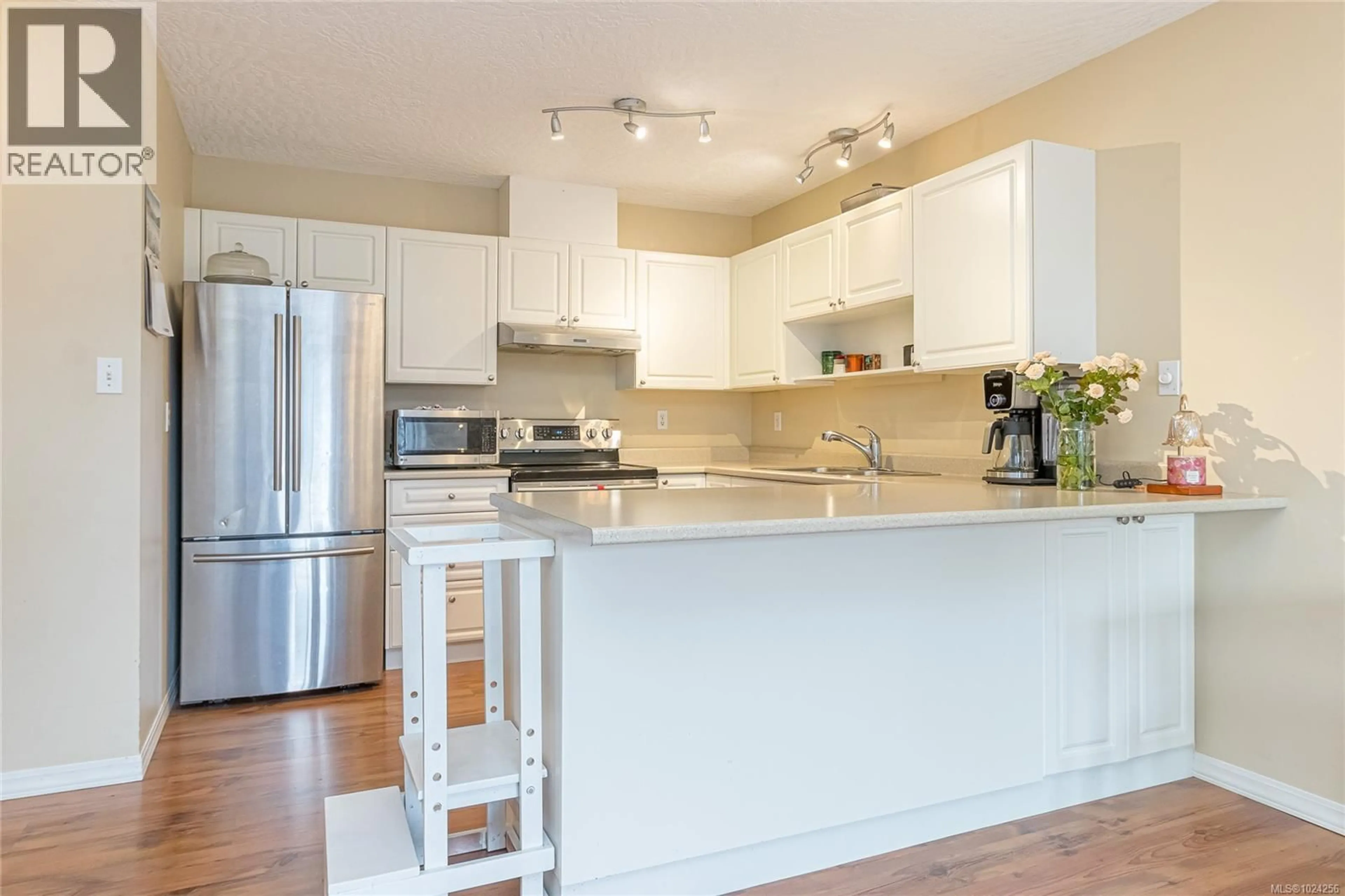 Open concept kitchen, wood/laminate floor for 303 - 321 MCKINSTRY ROAD, Duncan British Columbia V9L3L4