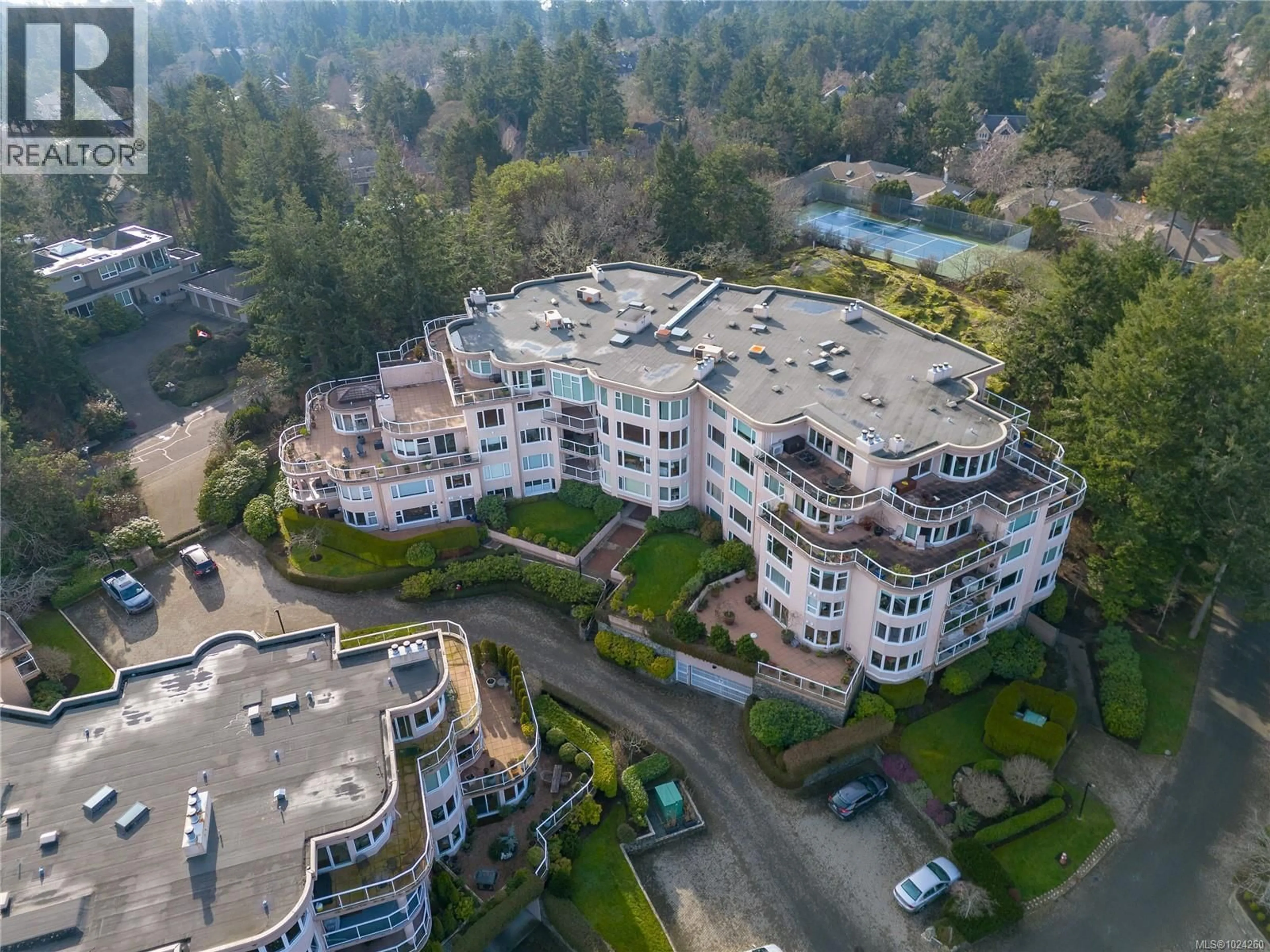 A pic from outside/outdoor area/front of a property/back of a property/a pic from drone, unknown for 5407 - 2829 ARBUTUS ROAD, Saanich British Columbia V8N5X5