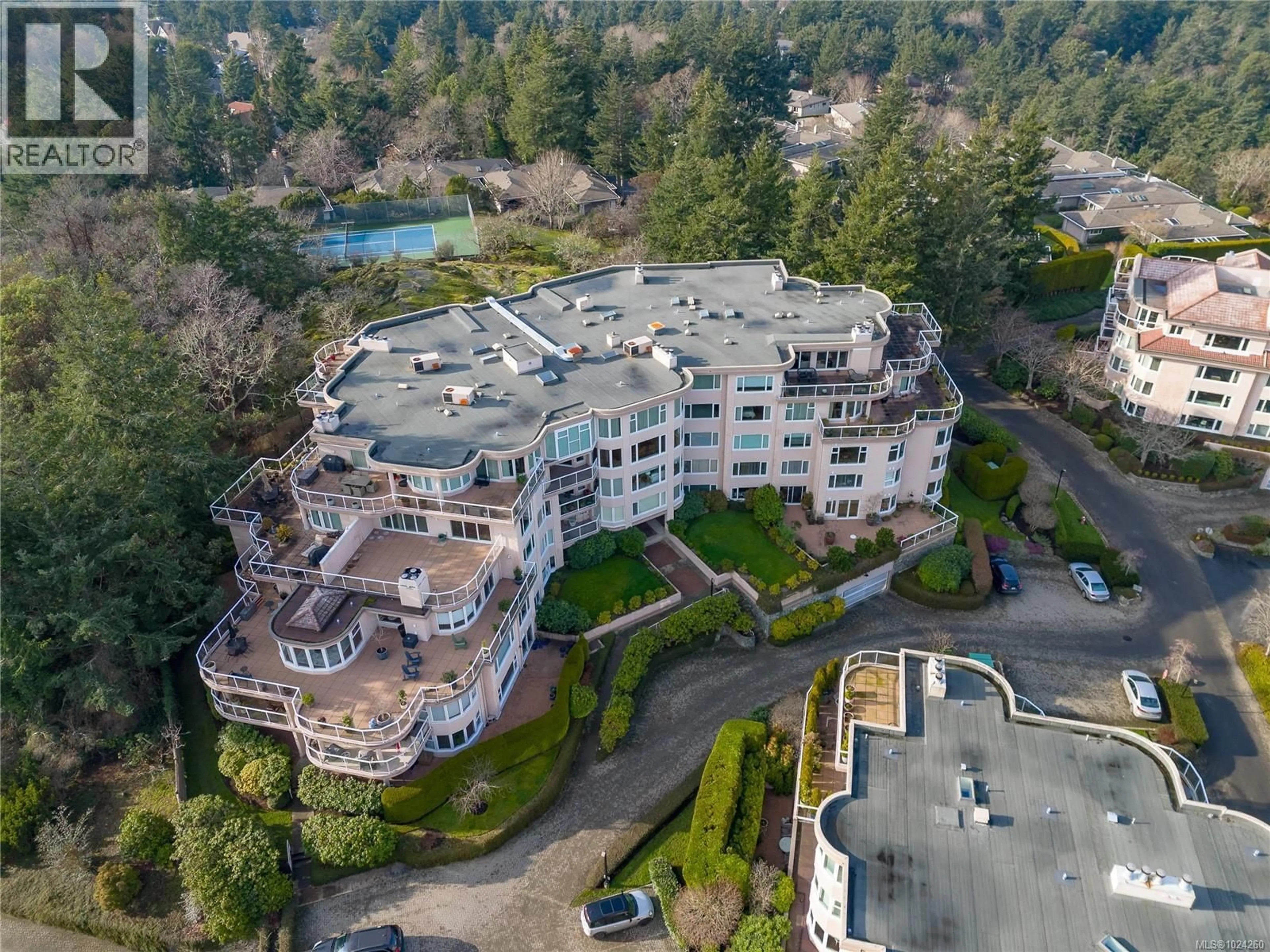 A pic from outside/outdoor area/front of a property/back of a property/a pic from drone, unknown for 5407 - 2829 ARBUTUS ROAD, Saanich British Columbia V8N5X5