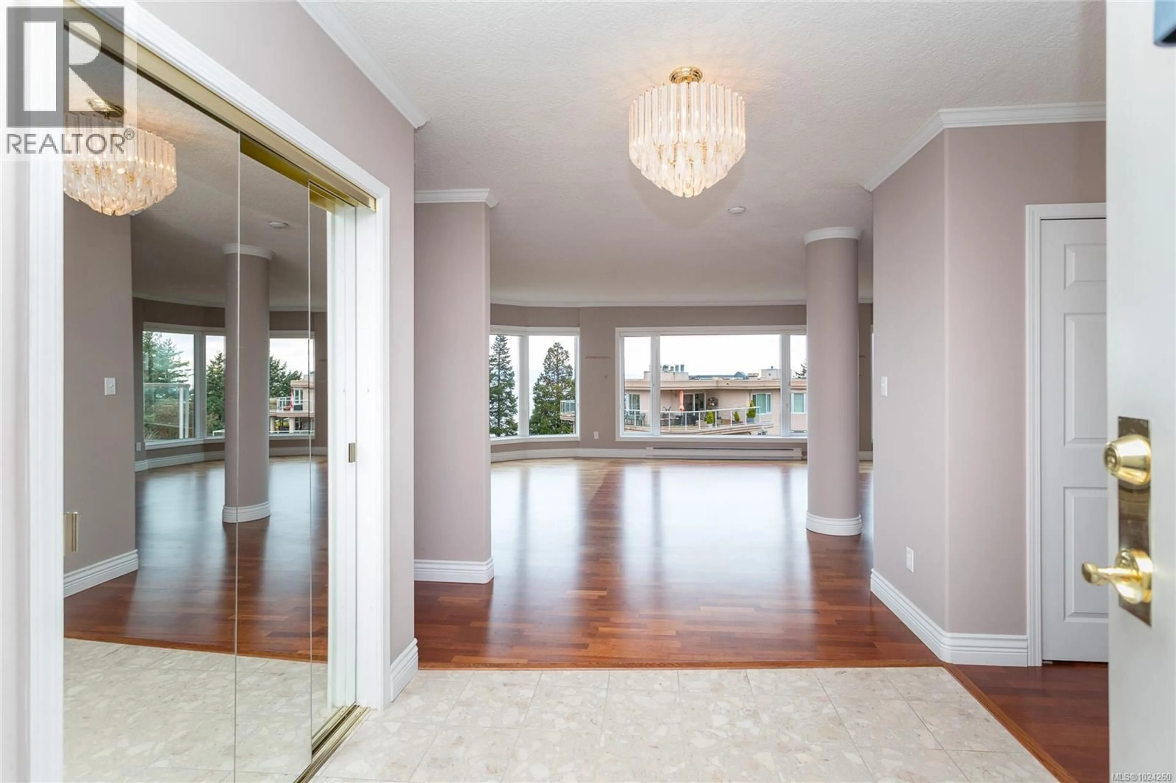 Indoor foyer for 5407 - 2829 ARBUTUS ROAD, Saanich British Columbia V8N5X5