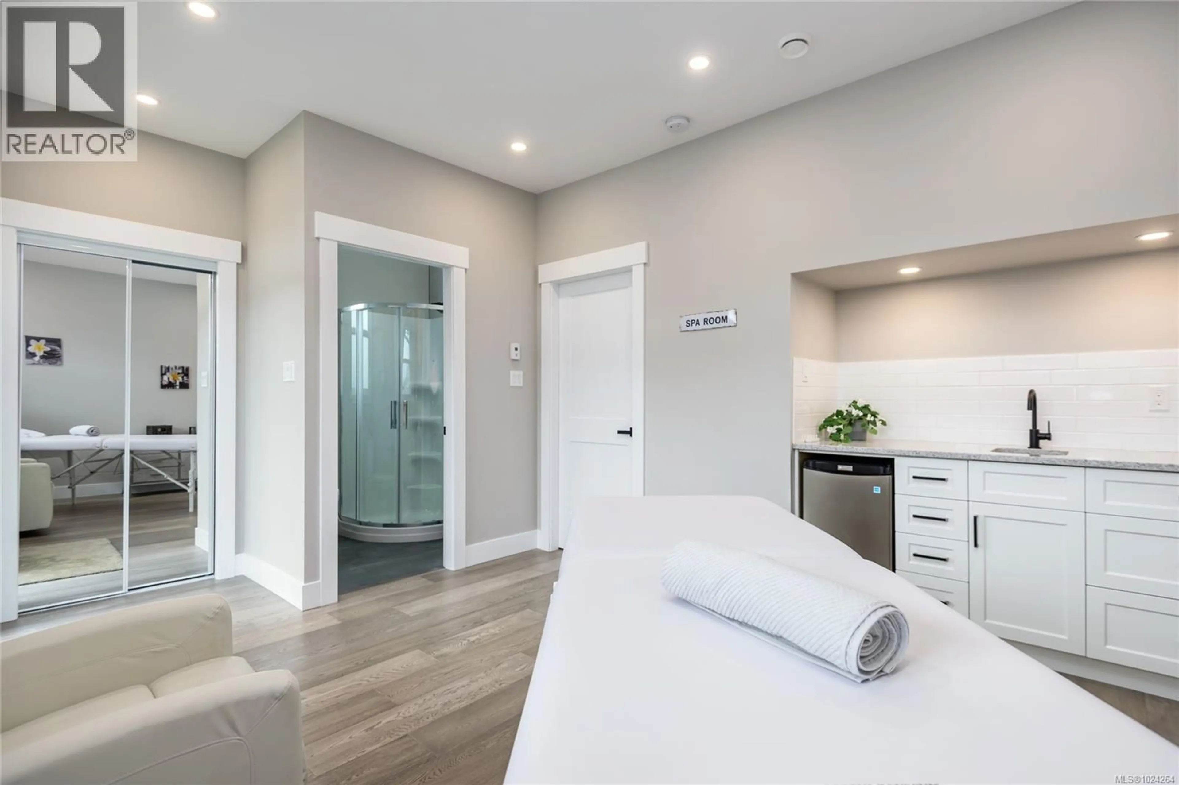 Contemporary bathroom, ceramic/tile floor for 649 5TH STREET, Courtenay British Columbia V9N1K5