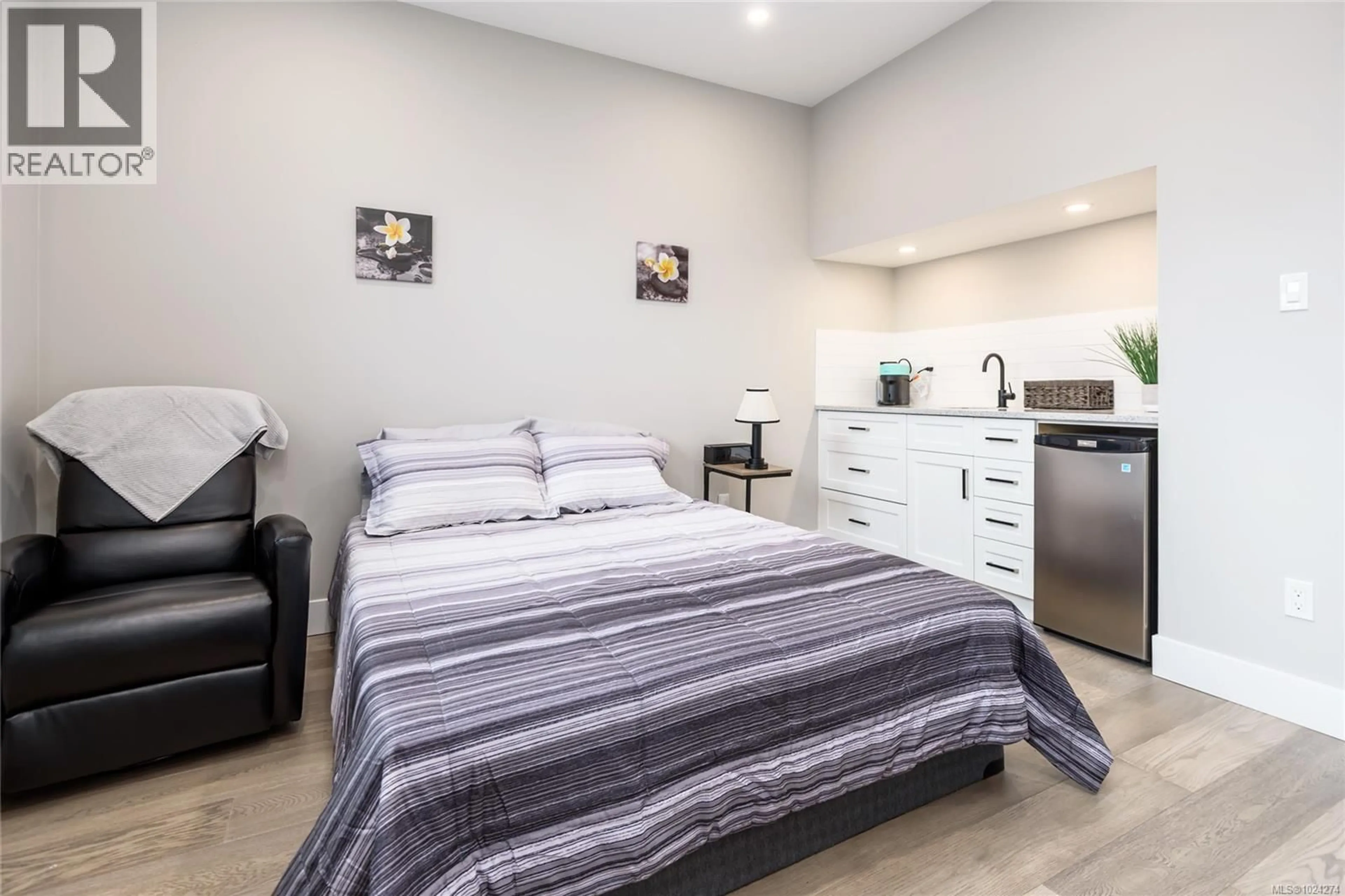 Bedroom with bed, wood/laminate floor for 635 5TH STREET, Courtenay British Columbia V9N1K5