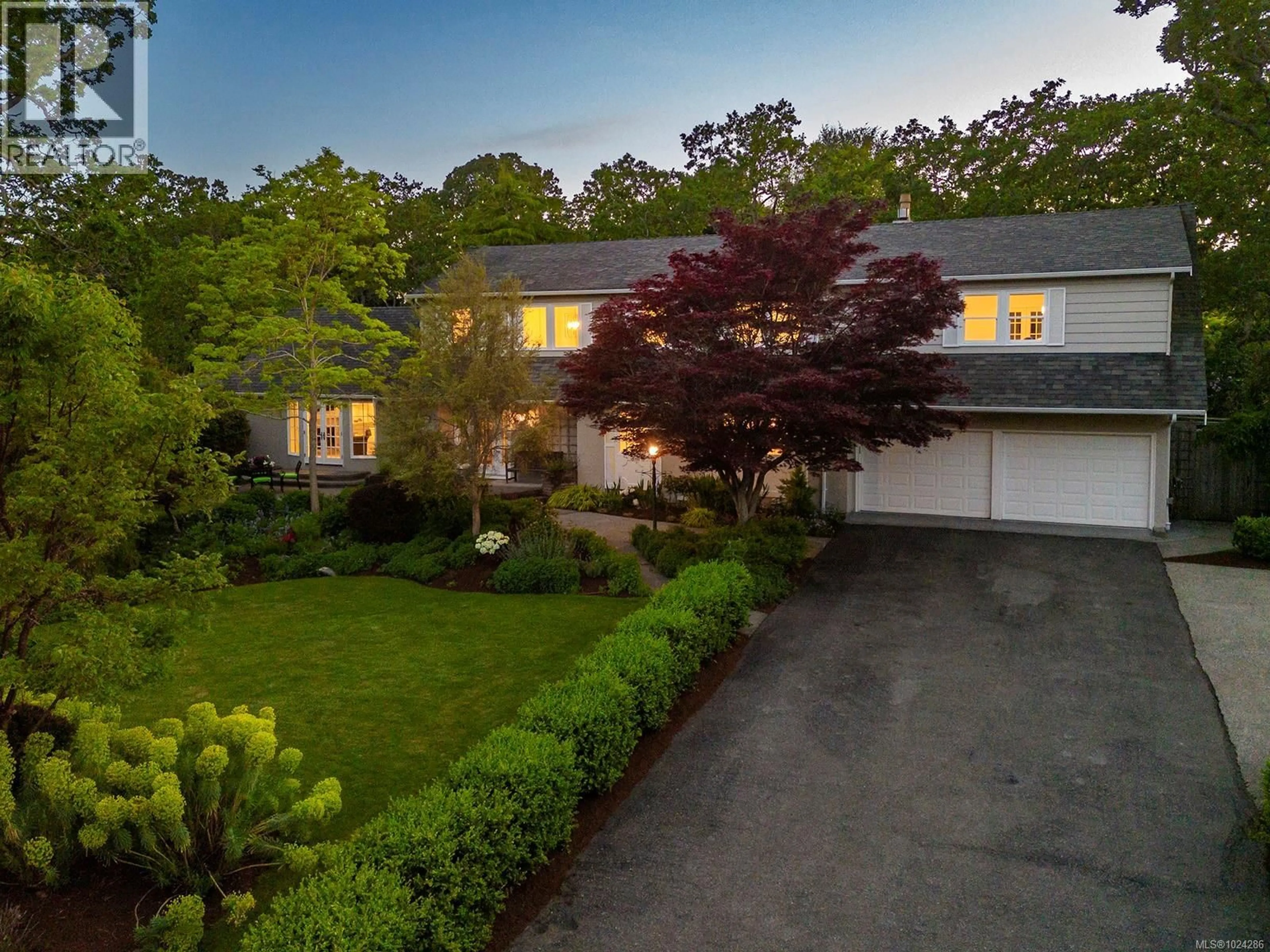 A pic from outside/outdoor area/front of a property/back of a property/a pic from drone, street for 3150 NORFOLK ROAD, Oak Bay British Columbia V8R6H4