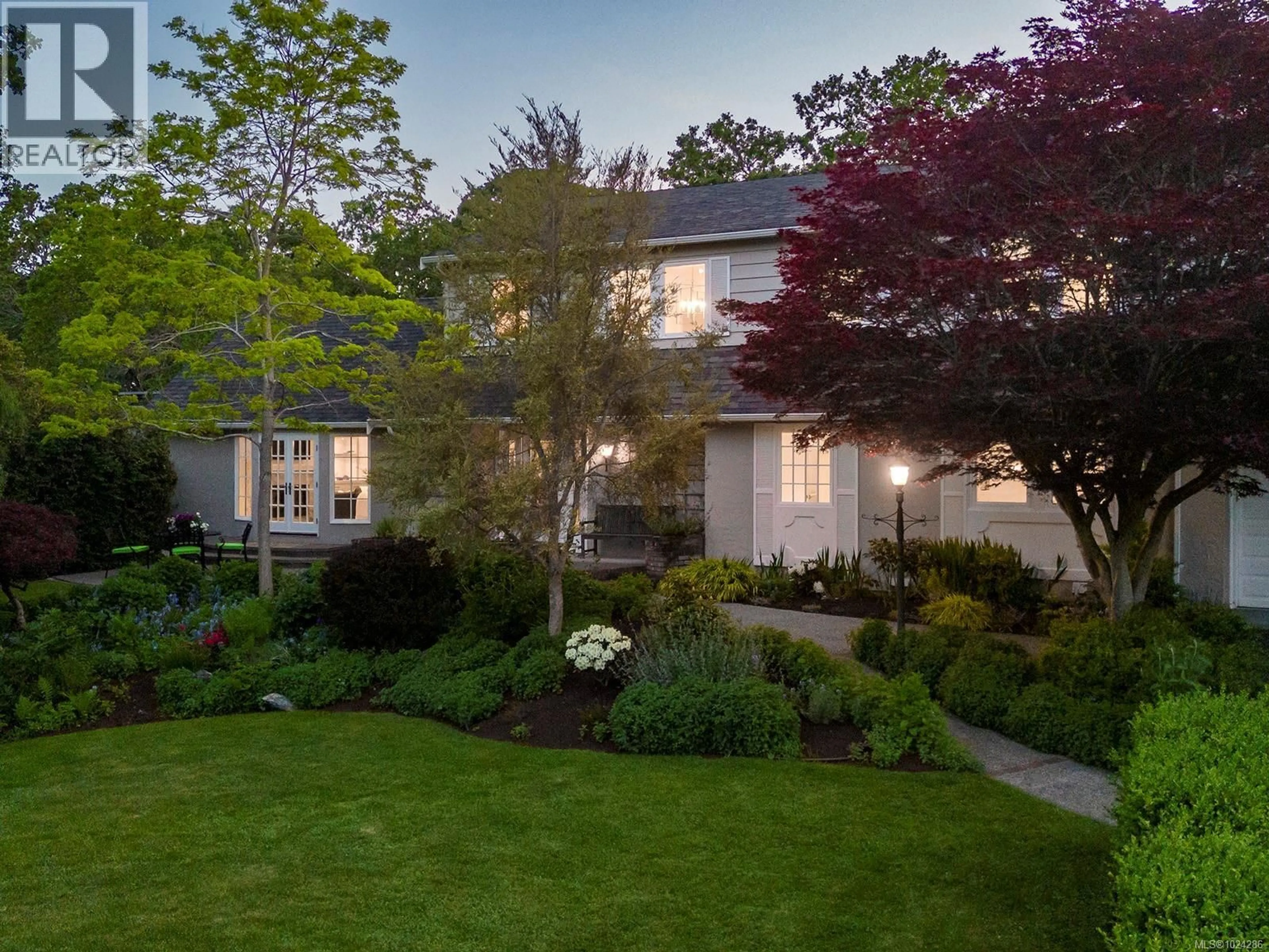 A pic from outside/outdoor area/front of a property/back of a property/a pic from drone, street for 3150 NORFOLK ROAD, Oak Bay British Columbia V8R6H4