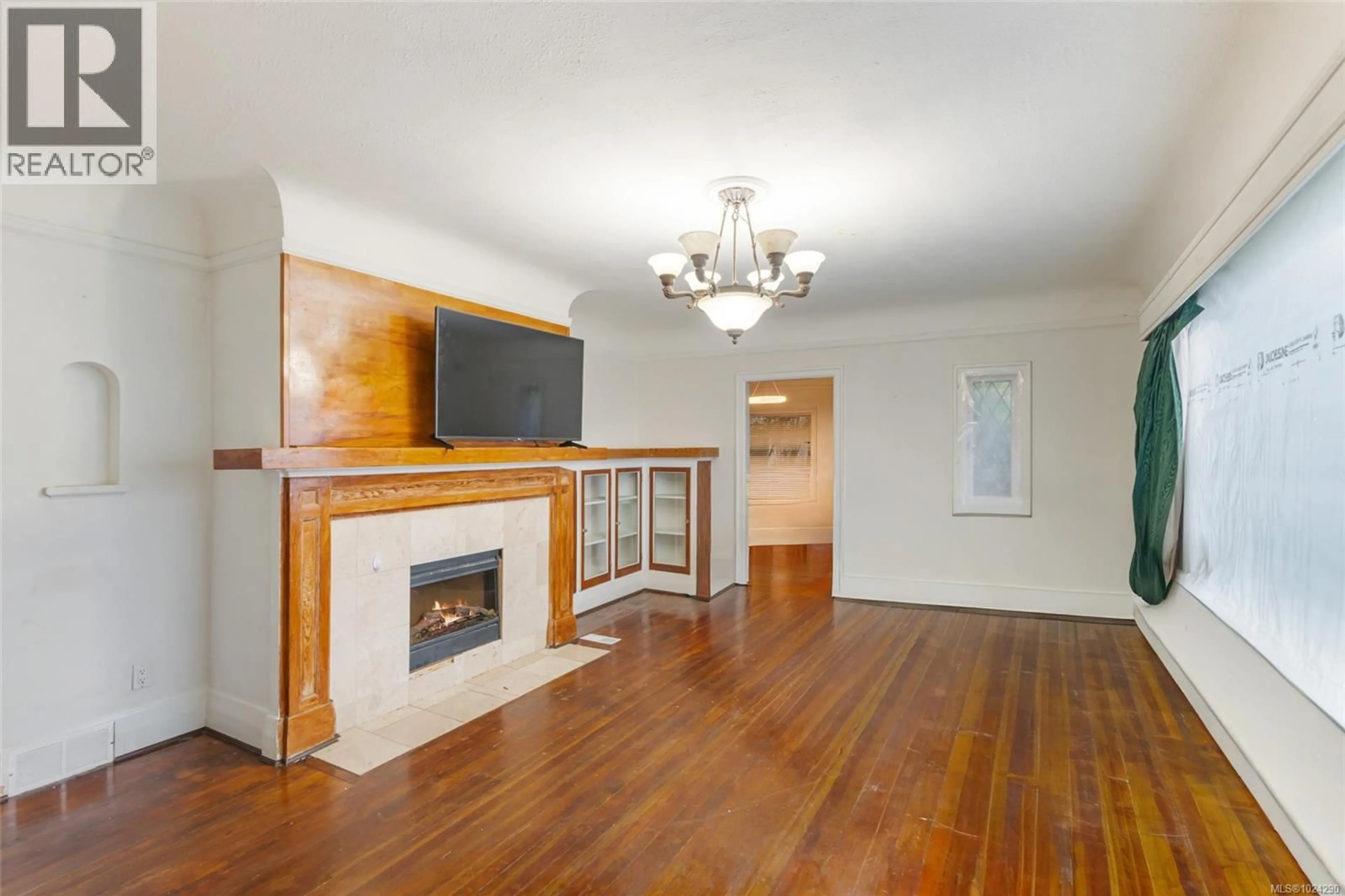 Living room with furniture, wood/laminate floor for 3259 3RD AVENUE, Port Alberni British Columbia V9Y4C9