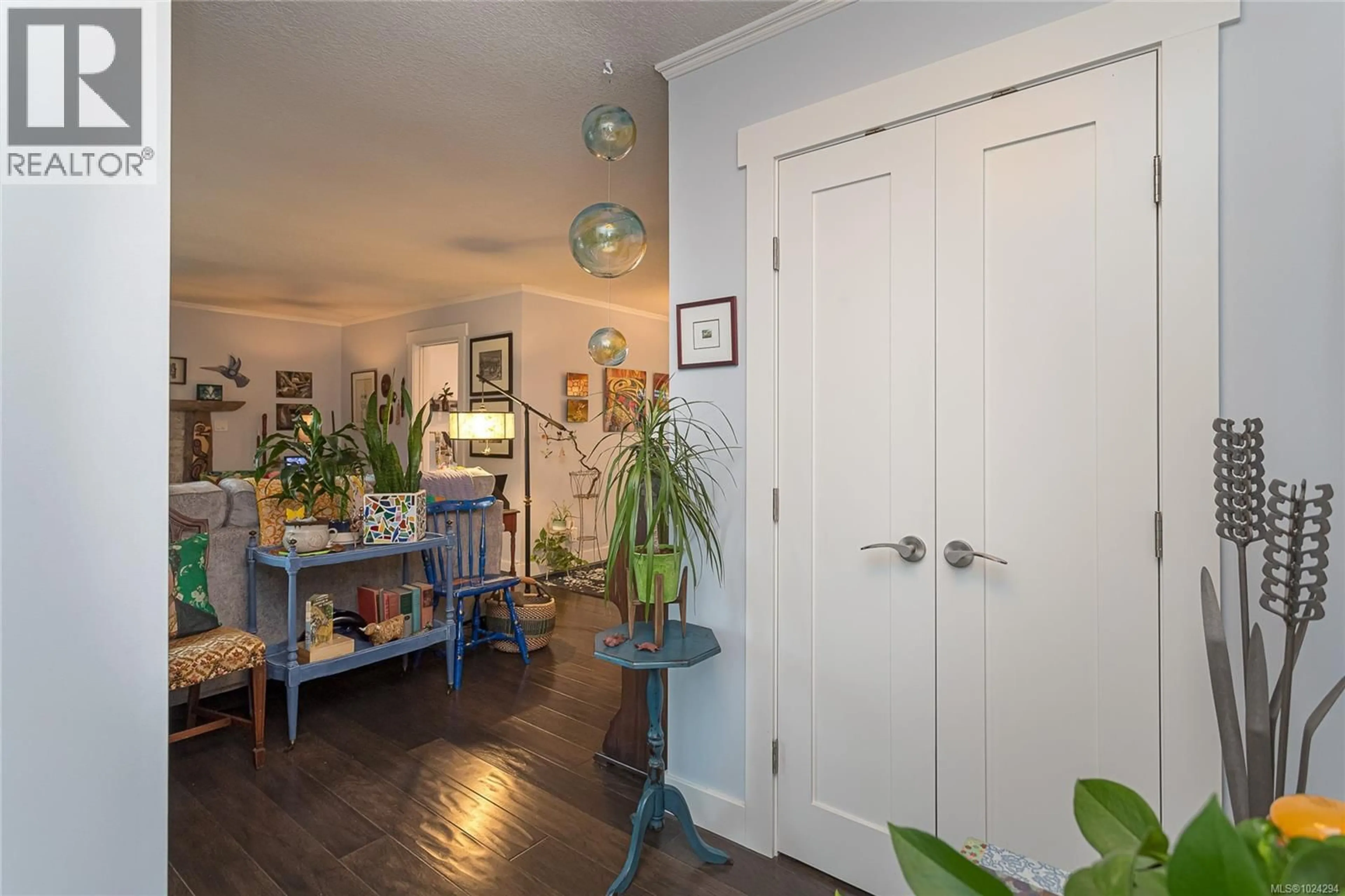 Indoor entryway for 594 ASPEN AVENUE, Qualicum Beach British Columbia V9K1A6