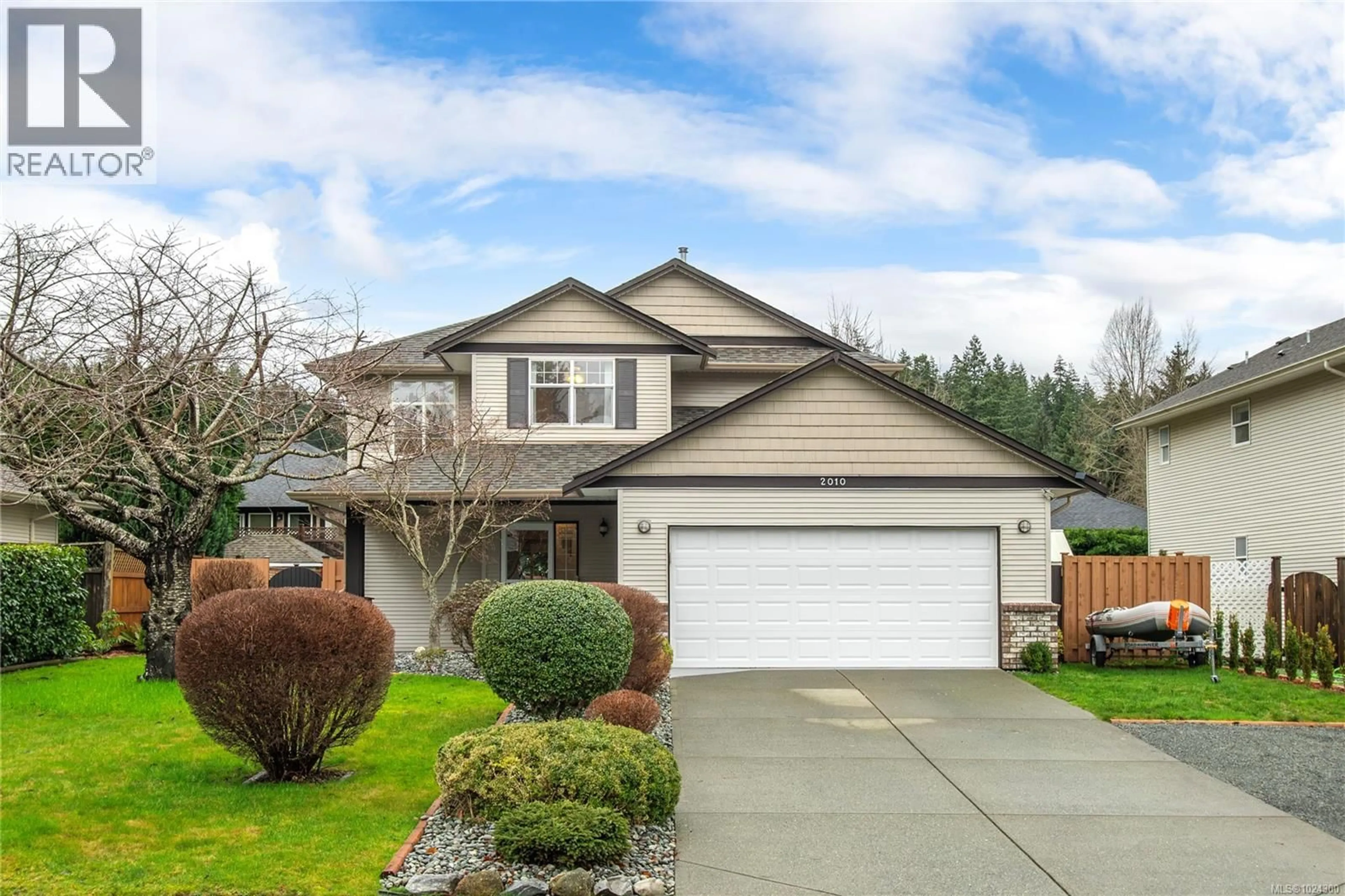 Home with vinyl exterior material, street for 2010 COLLEGE DRIVE, Campbell River British Columbia V9H1T8