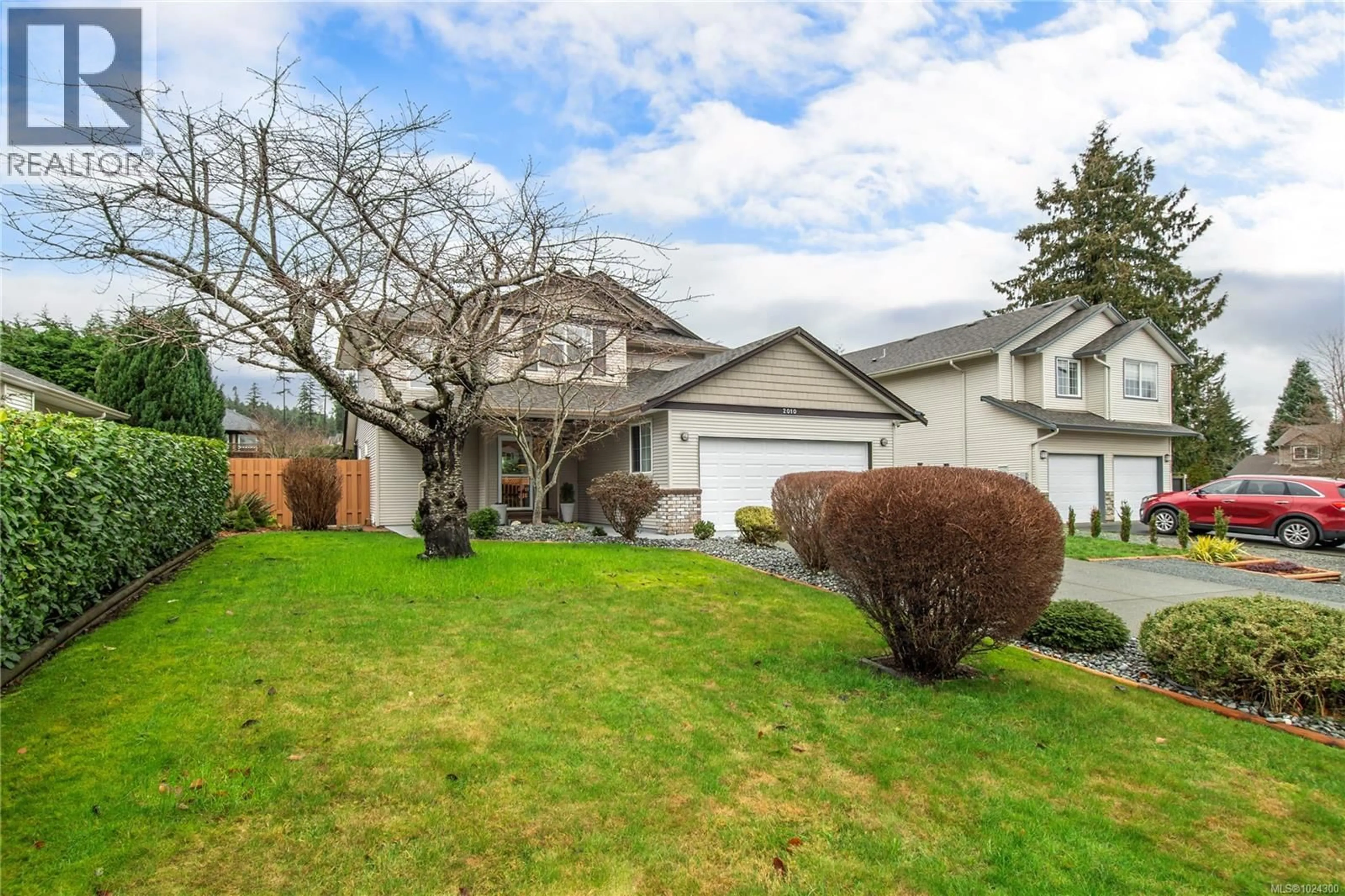 Home with vinyl exterior material, street for 2010 COLLEGE DRIVE, Campbell River British Columbia V9H1T8